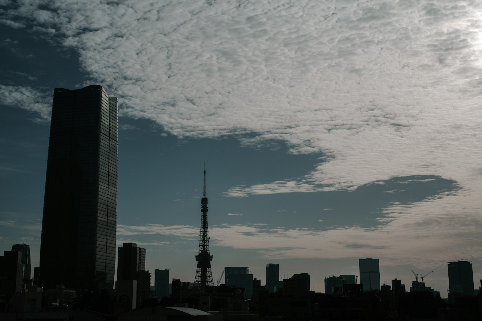 东京天际线,摩天大楼和东京塔在美丽的云朵背景下