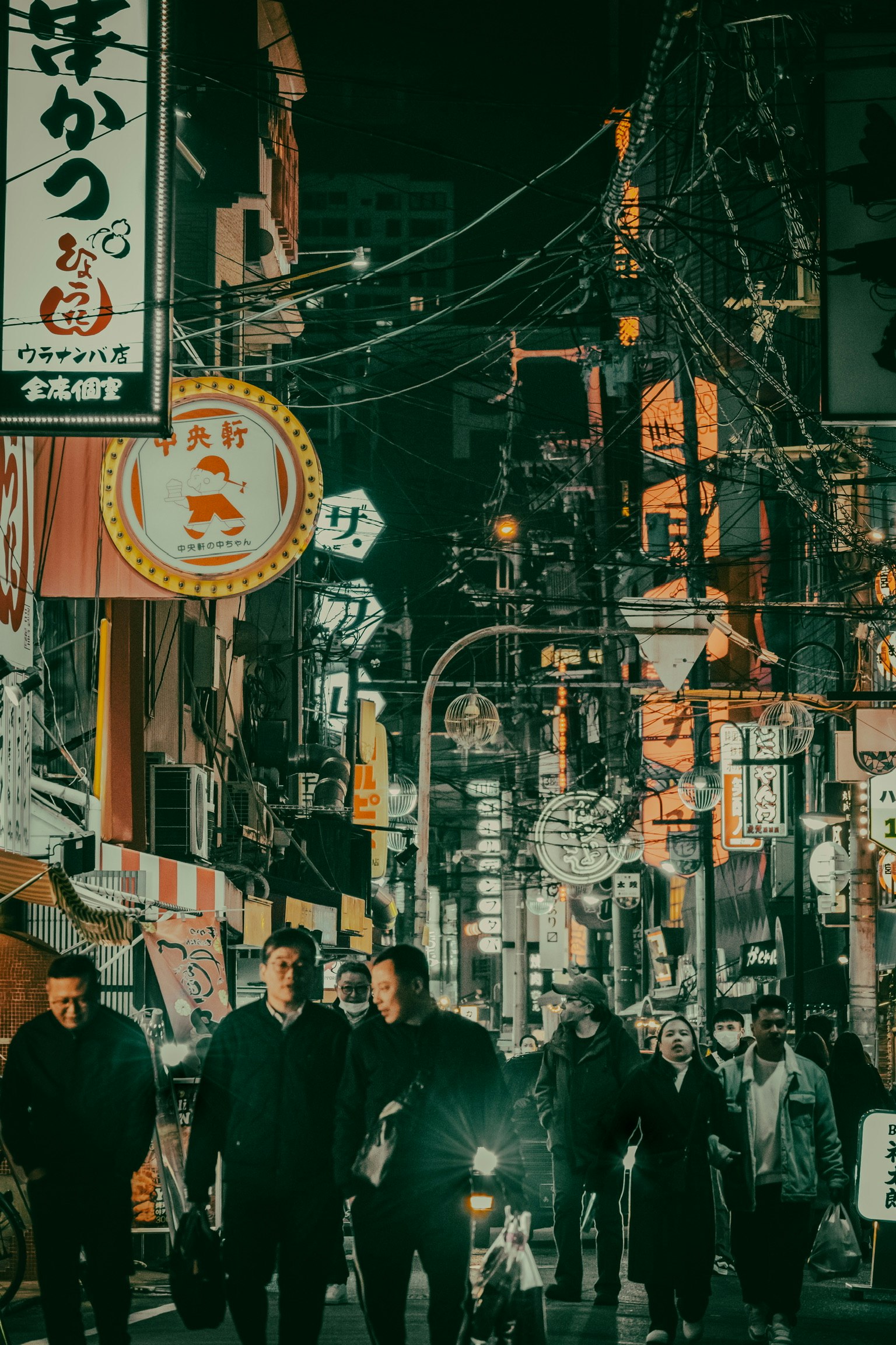 네온 사인이 있는 활기찬 야경 속 걷는 사람들
