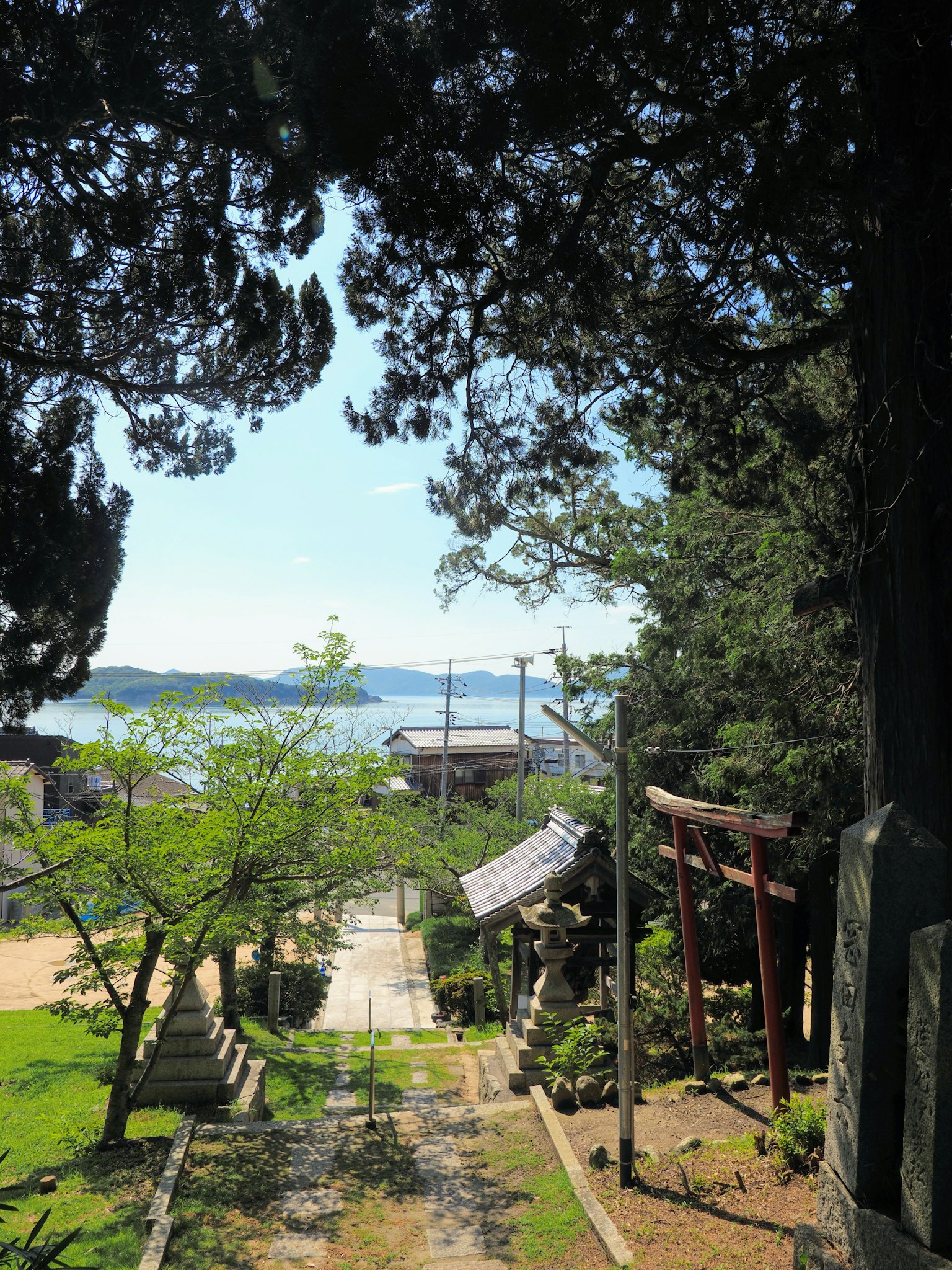 바다로 이어지는 경치 좋은 길과 무성한 녹지, 그리고 토리이