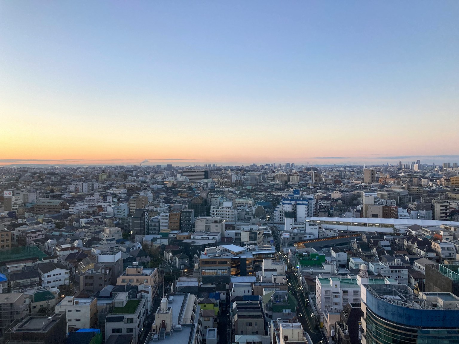 Vaste paysage urbain de Tokyo avec un ciel au coucher de soleil