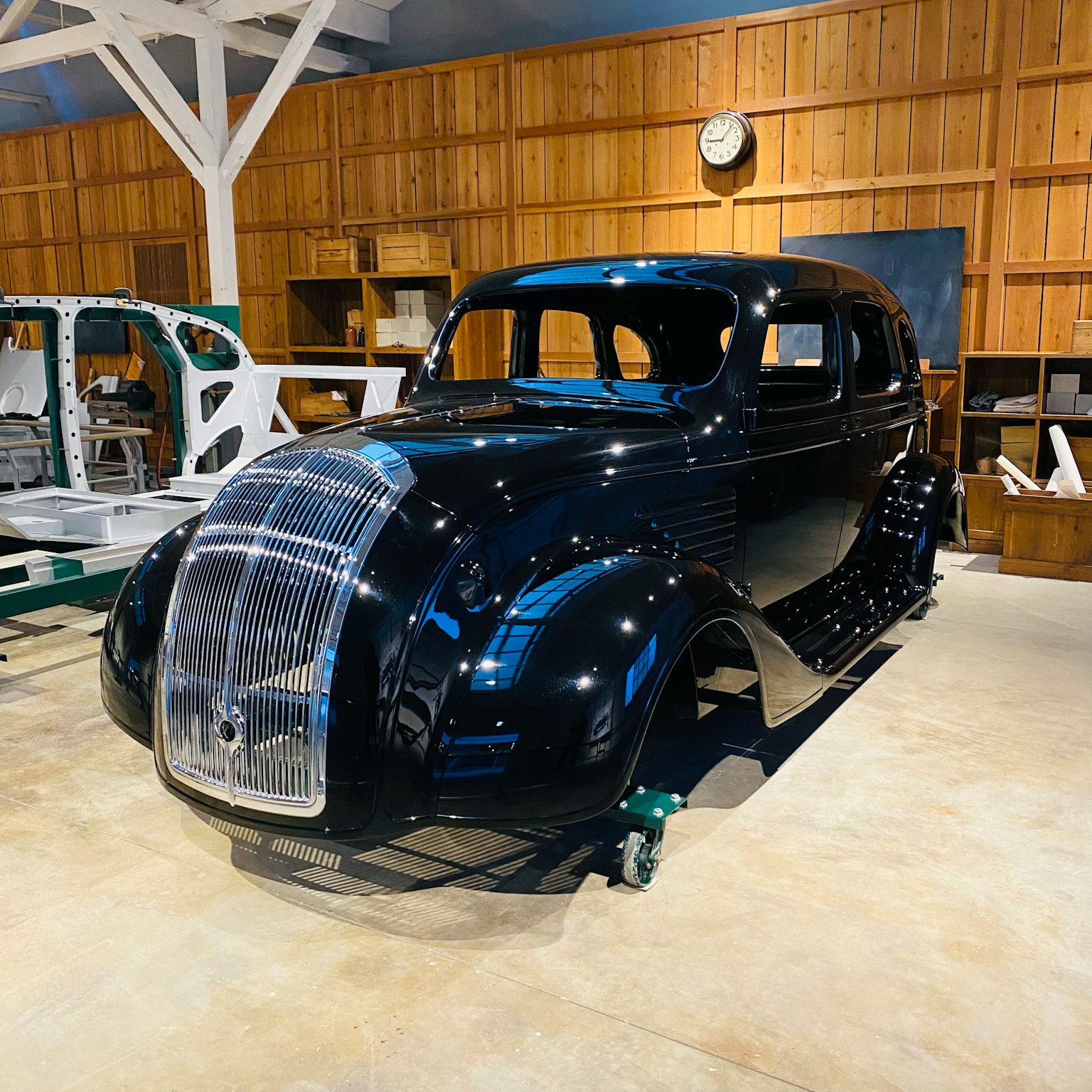 在车间展示的经典黑色汽车