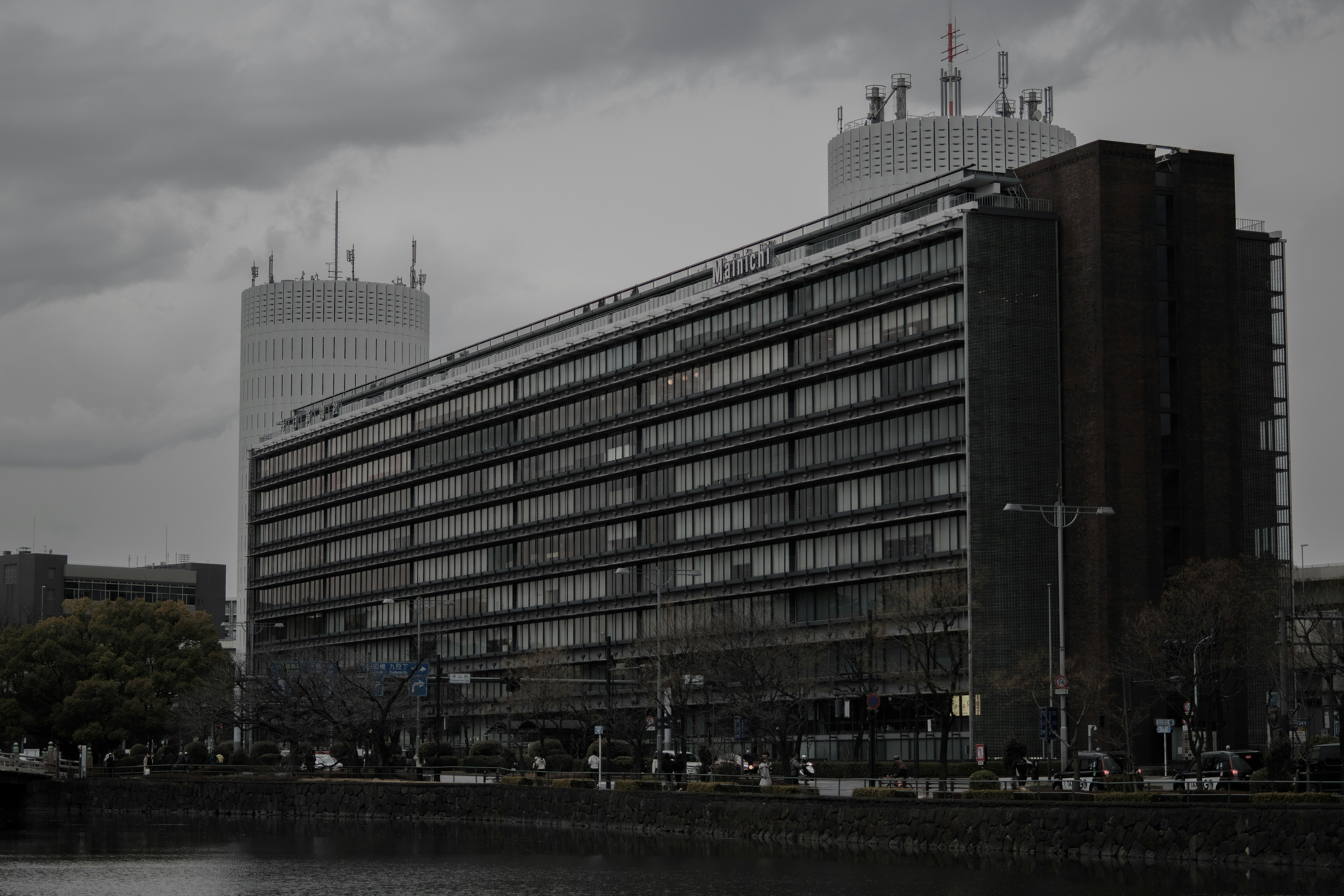 Tampilan eksterior gedung Mainichi Shimbun di Takebashi dan lanskap kota