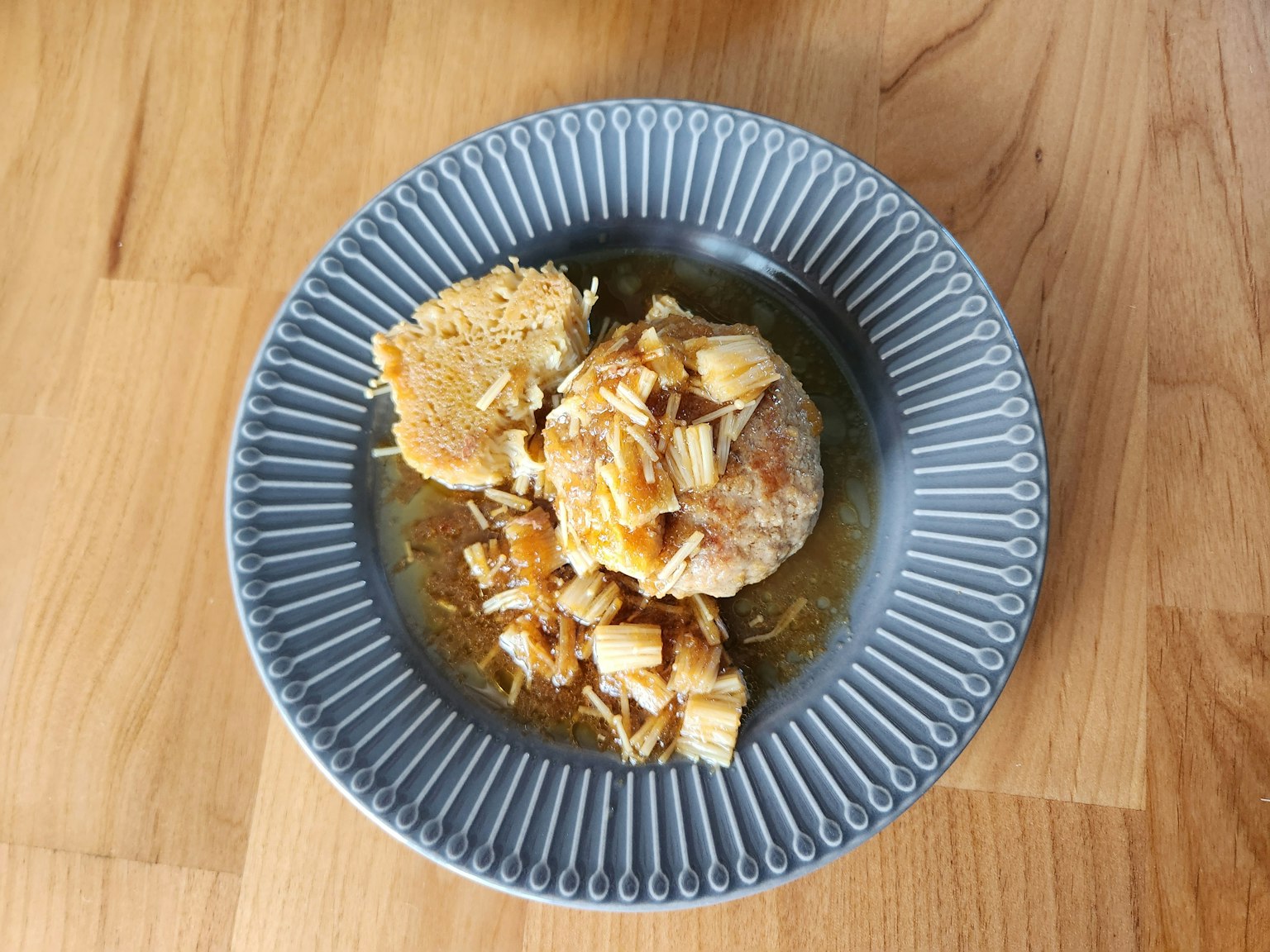 Plato de pollo y verduras servido en un plato azul