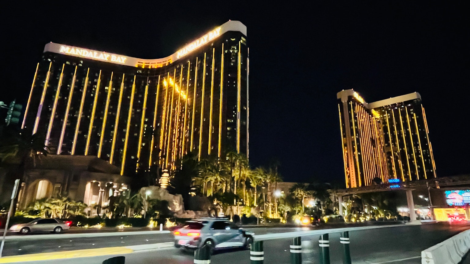 拉斯维加斯摩天大楼酒店的夜景 美丽的照明灯光
