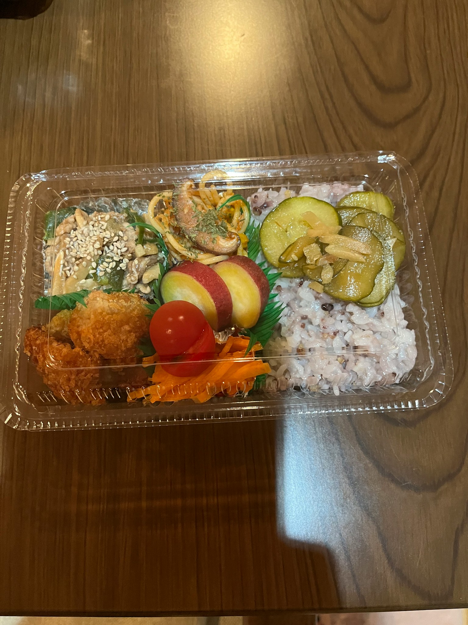 Hộp bento đầy màu sắc chứa gà, rau, cơm và dưa chua