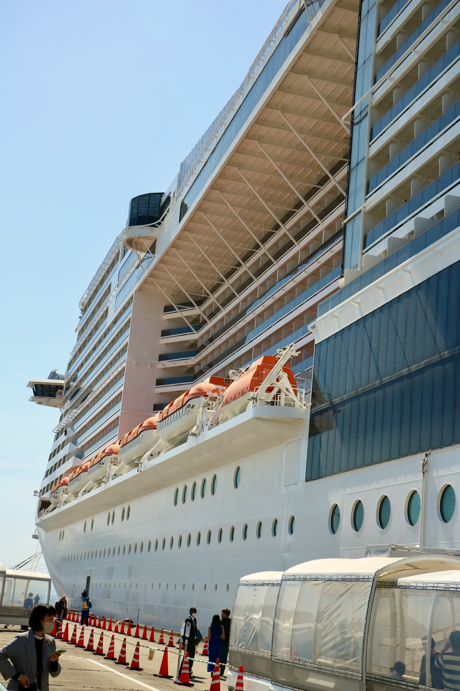 Vista lateral de un crucero con pasajeros