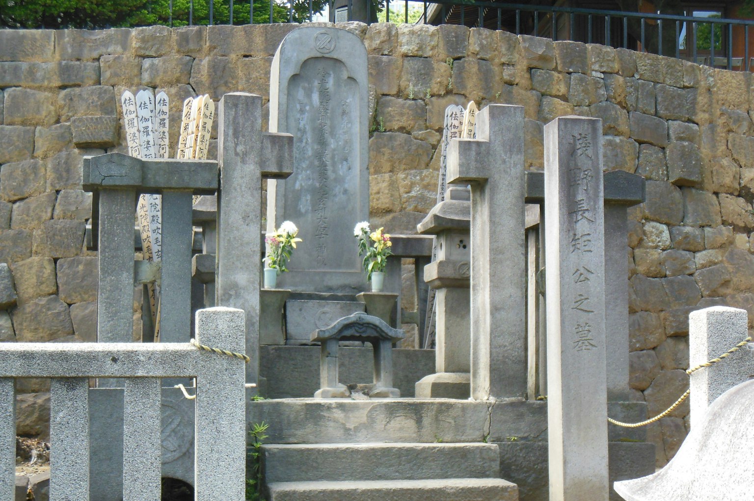구석에 있는 오래된 돌 기념물과 제물이 있는 조용한 장소
