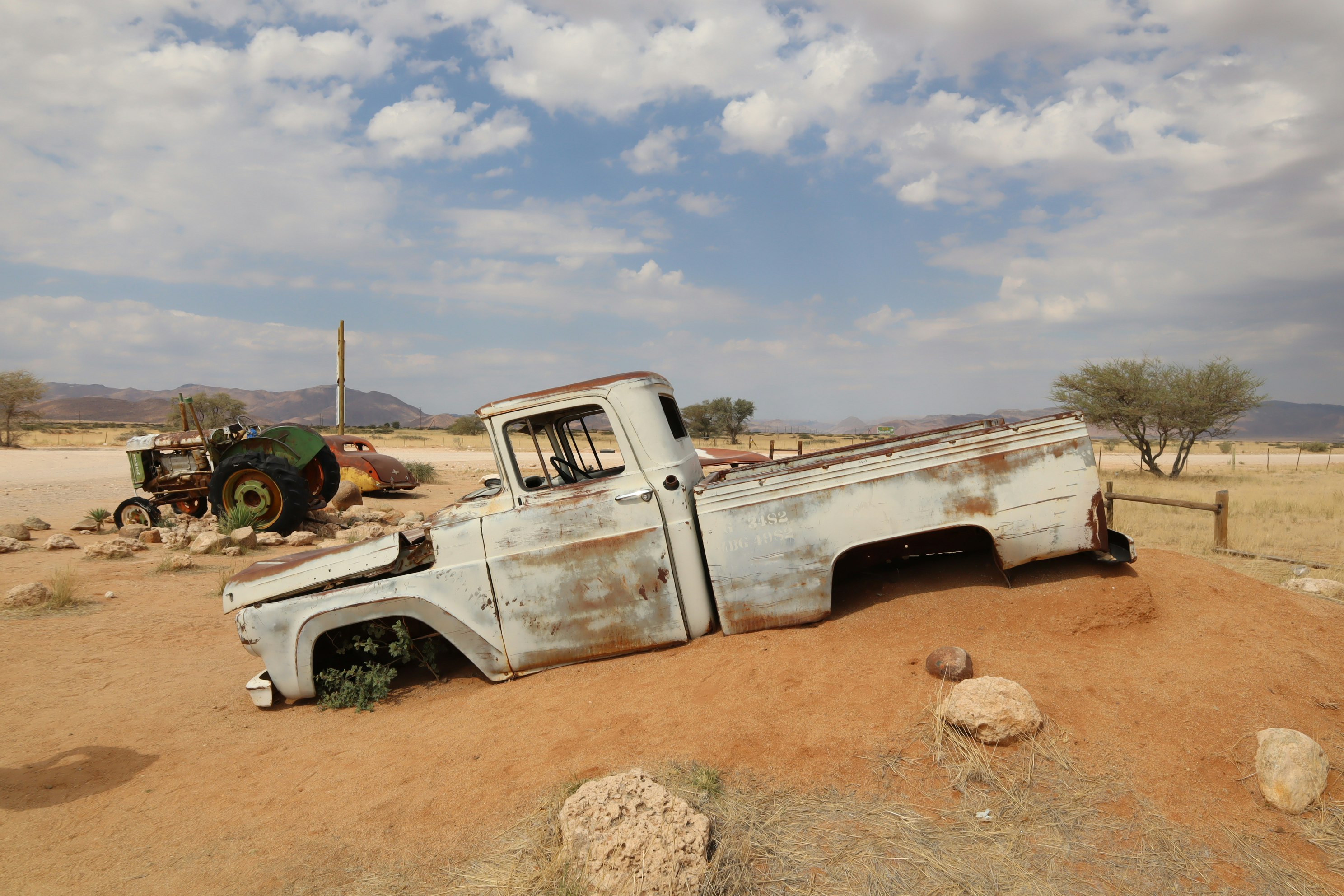 un vecchio pickup abbandonato in un paesaggio desertico