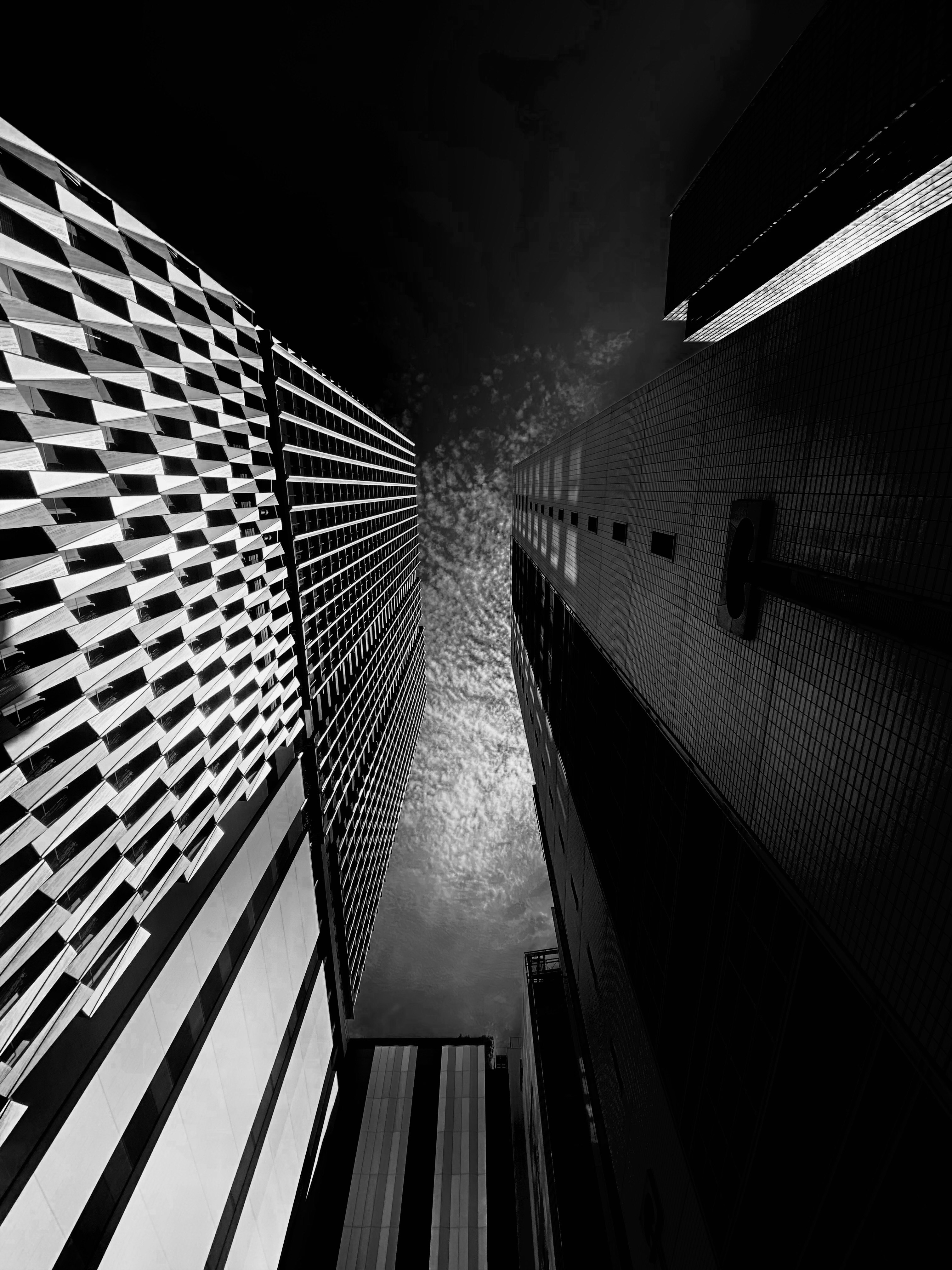 corridoio di edifici geometrici in monocromo