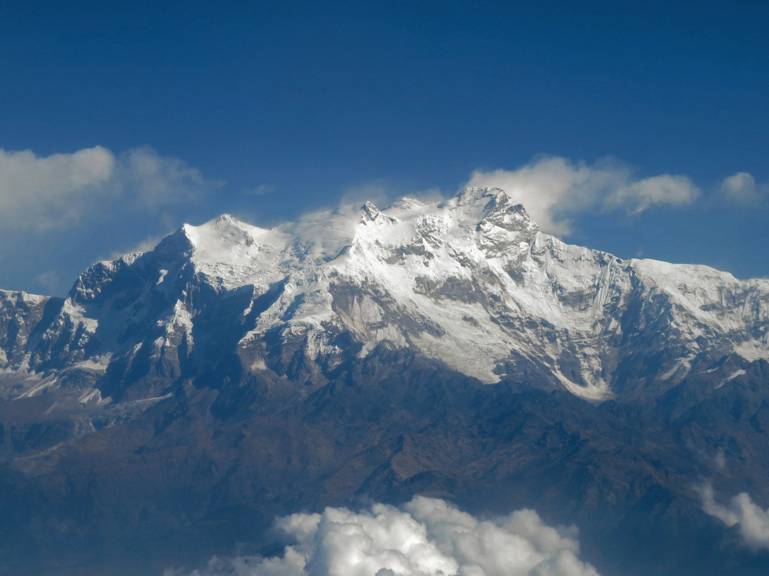 Montagnes enneigées sous un ciel bleu clair