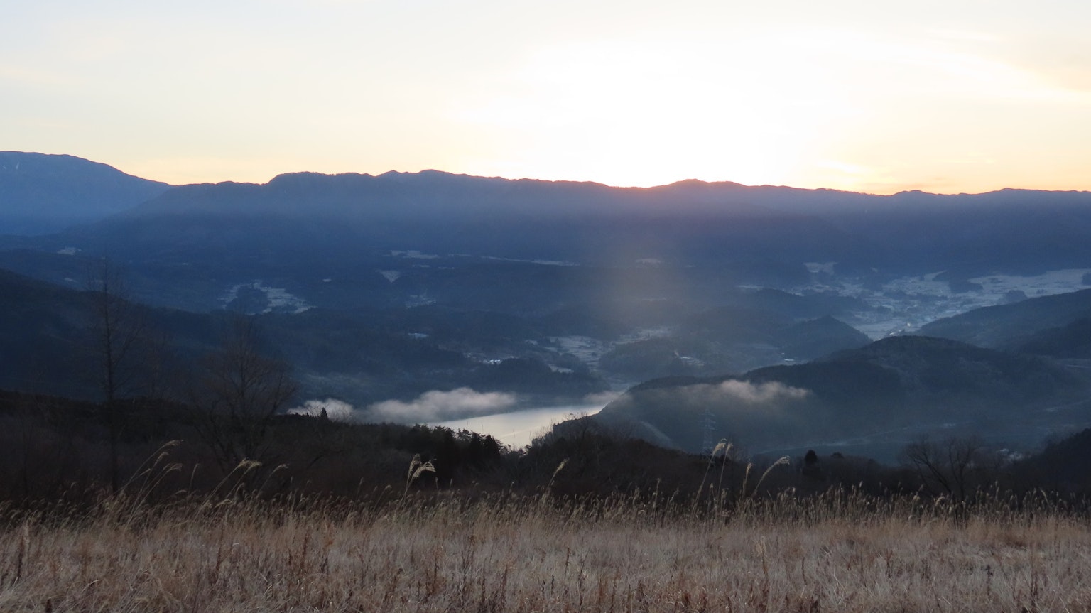 美麗的日落風景 山脈和谷中的霧