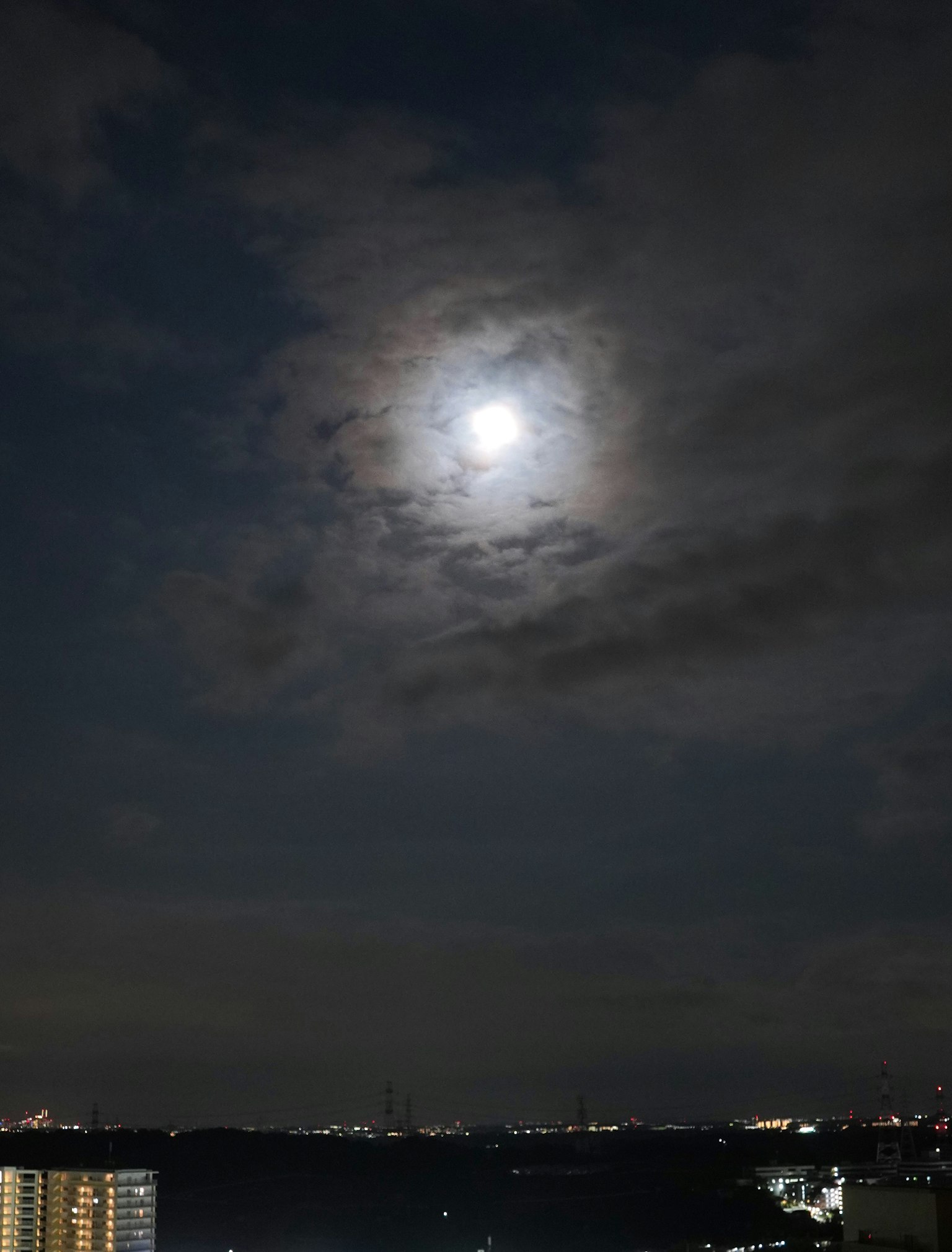 Lune brillante entourée de nuages dans le ciel nocturne