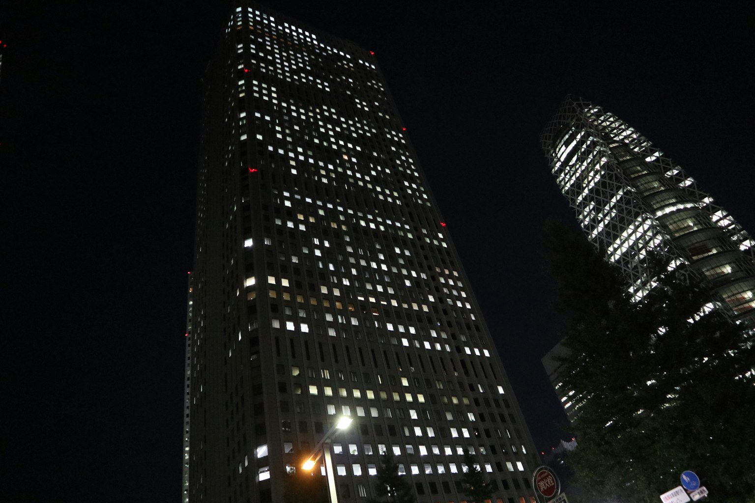Grands bâtiments illuminés la nuit dans un cadre urbain