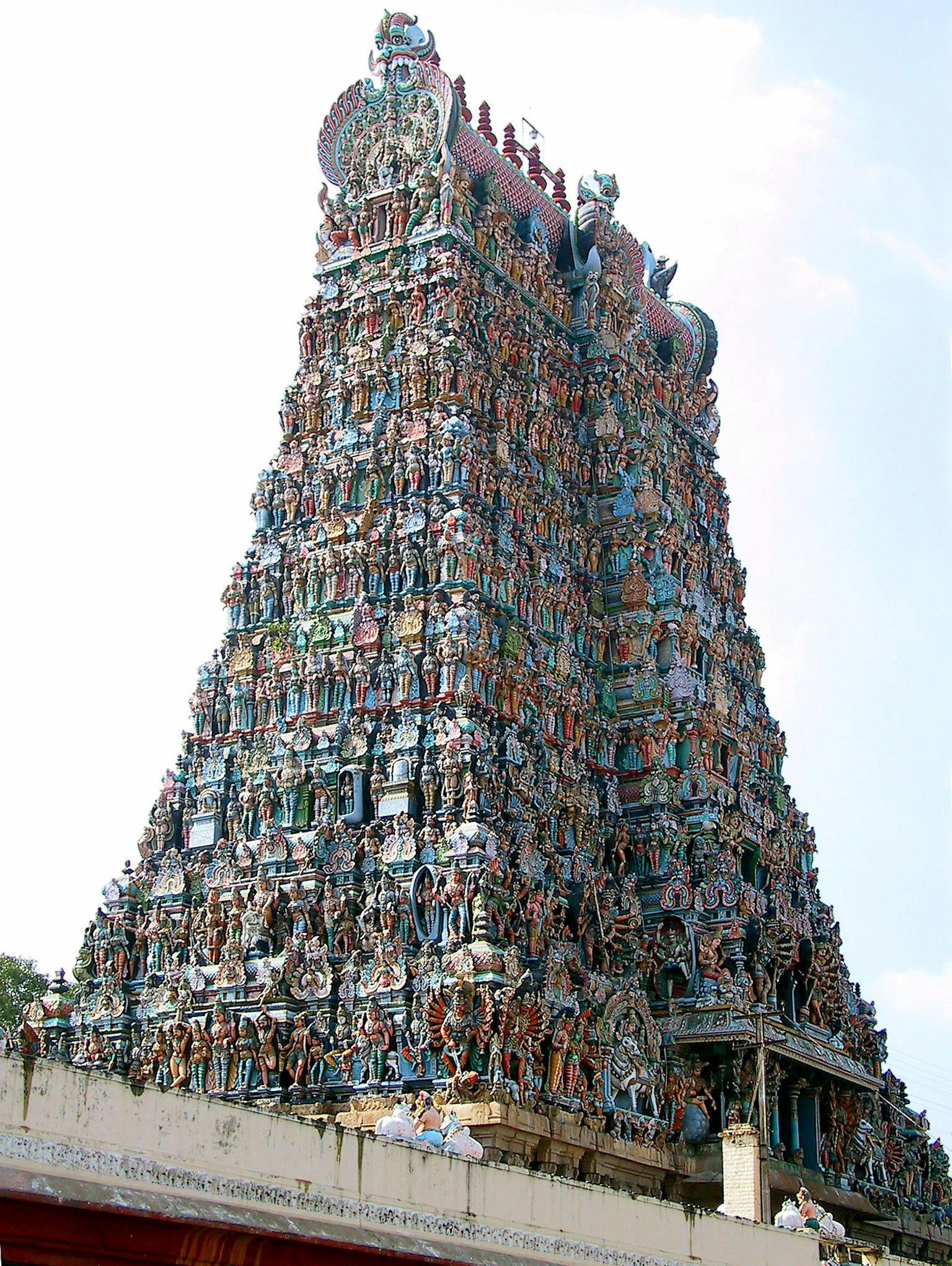 Des sculptures colorées ornent la tour d'un temple sud-indien