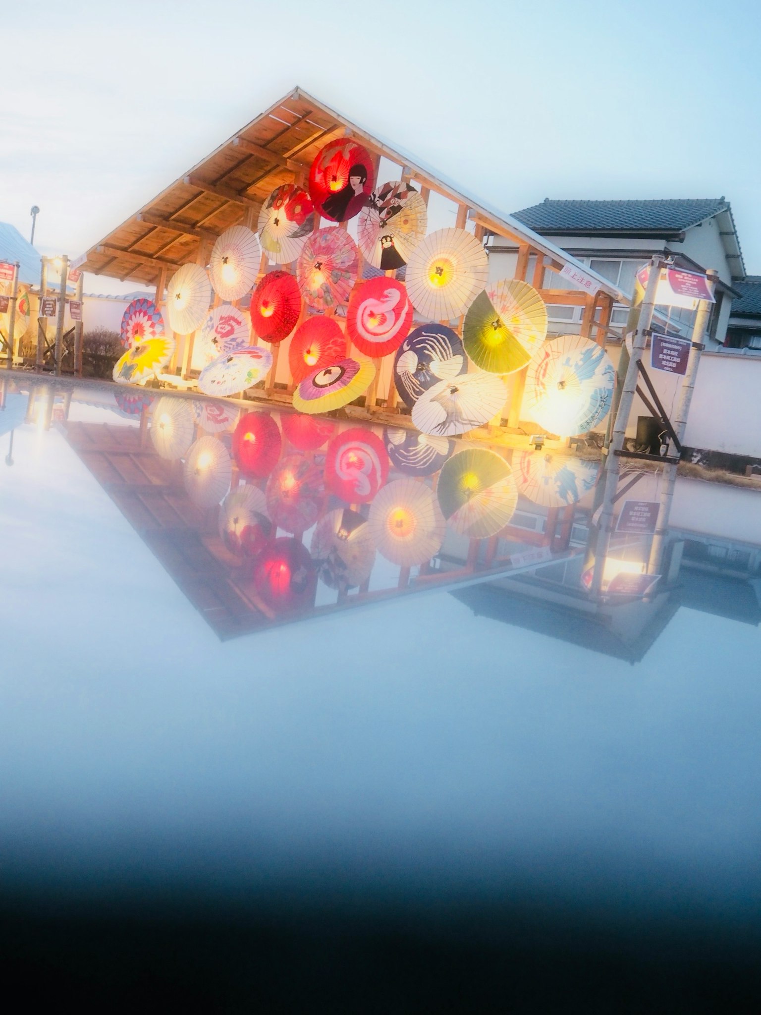 Photo d'une exposition de lanternes colorées réfléchie sur l'eau