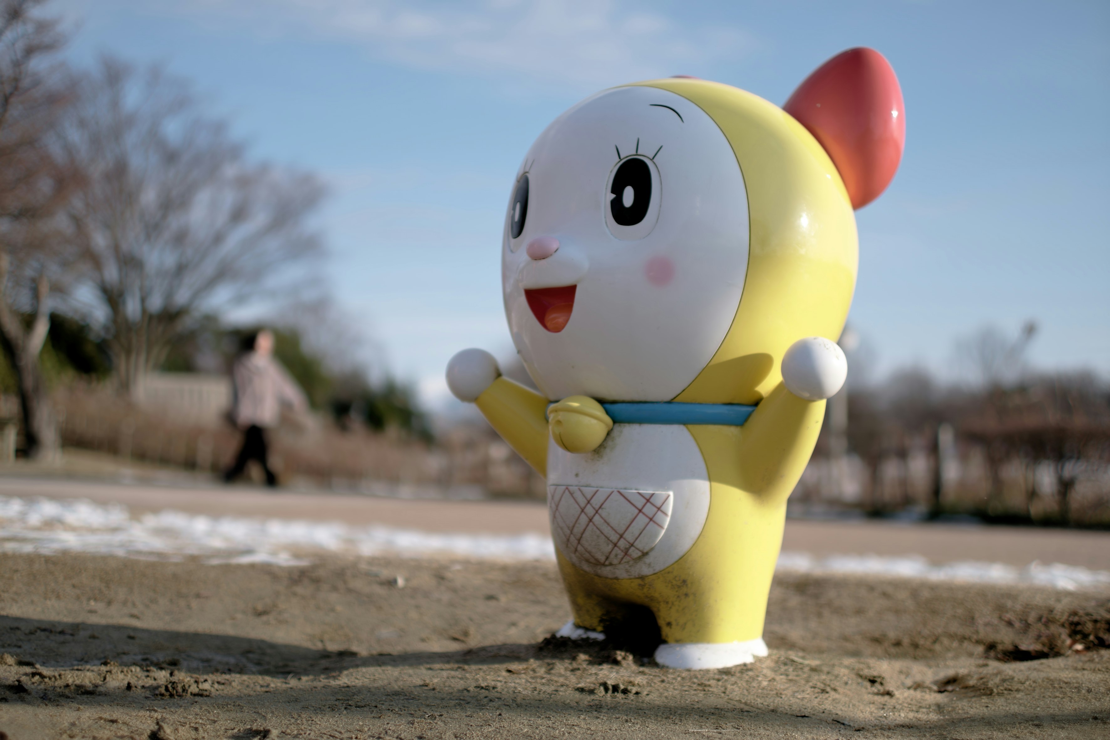 高岡おとぎの森公園のドラえもん広場で立つドラミちゃんのキャラクター像