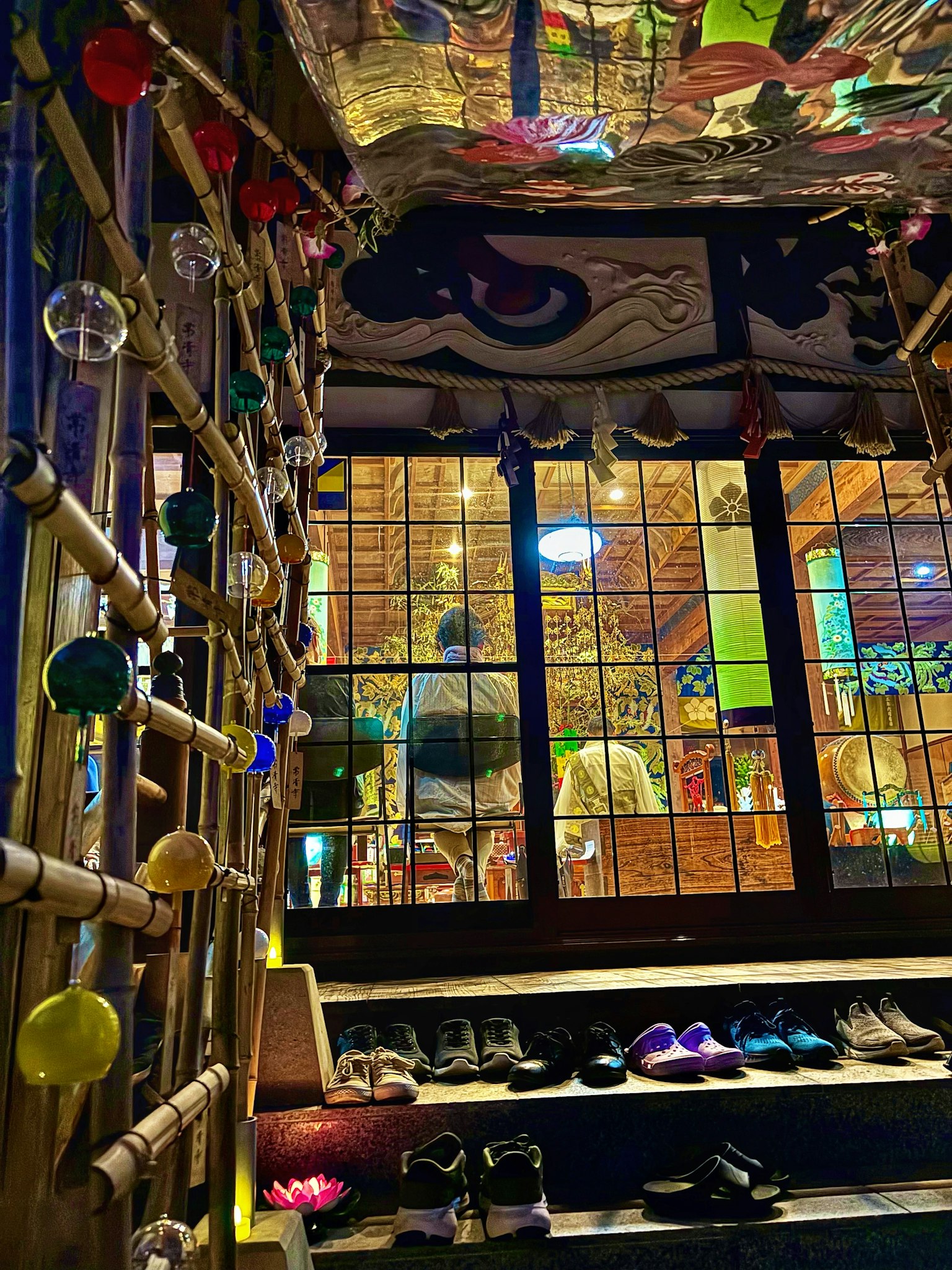 Vista interior con decoraciones coloridas luz que entra por la ventana zapatos organizados en el suelo