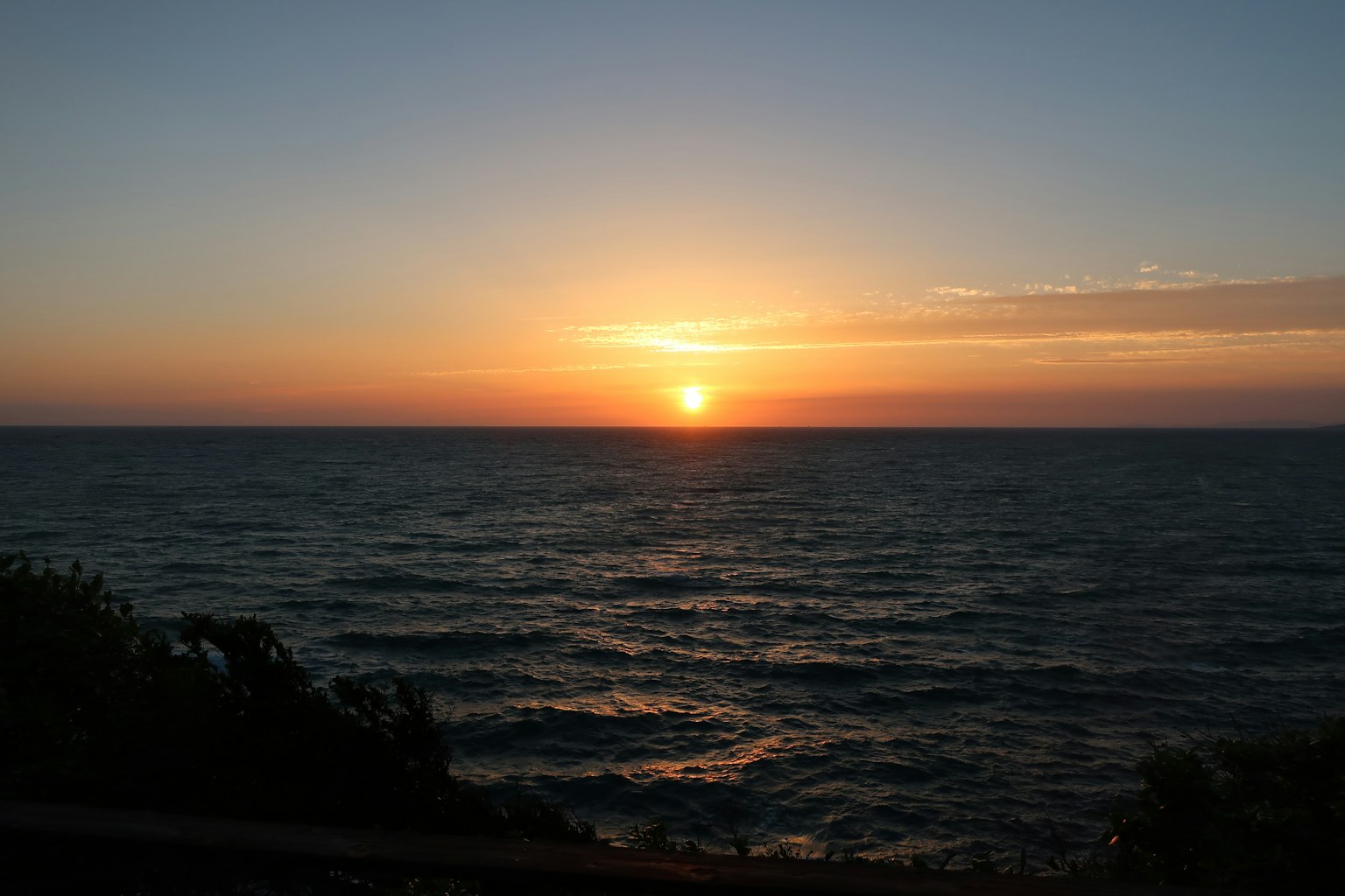 Schöner Sonnenuntergang über dem Ozean