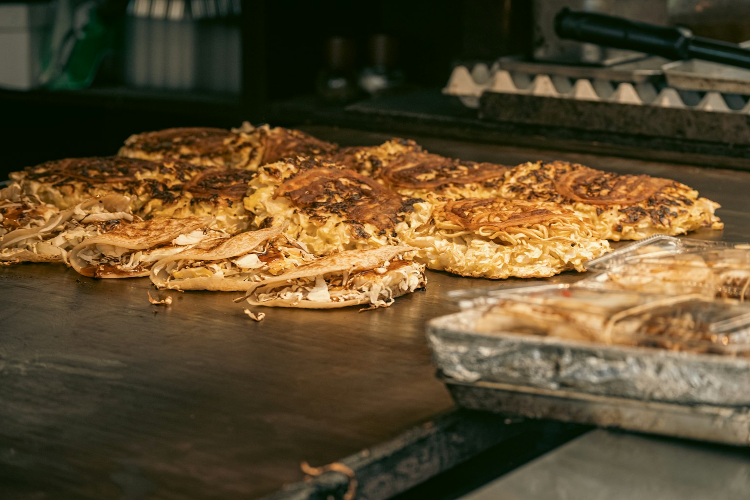 Crêpes grillées sur une plaque chauffante