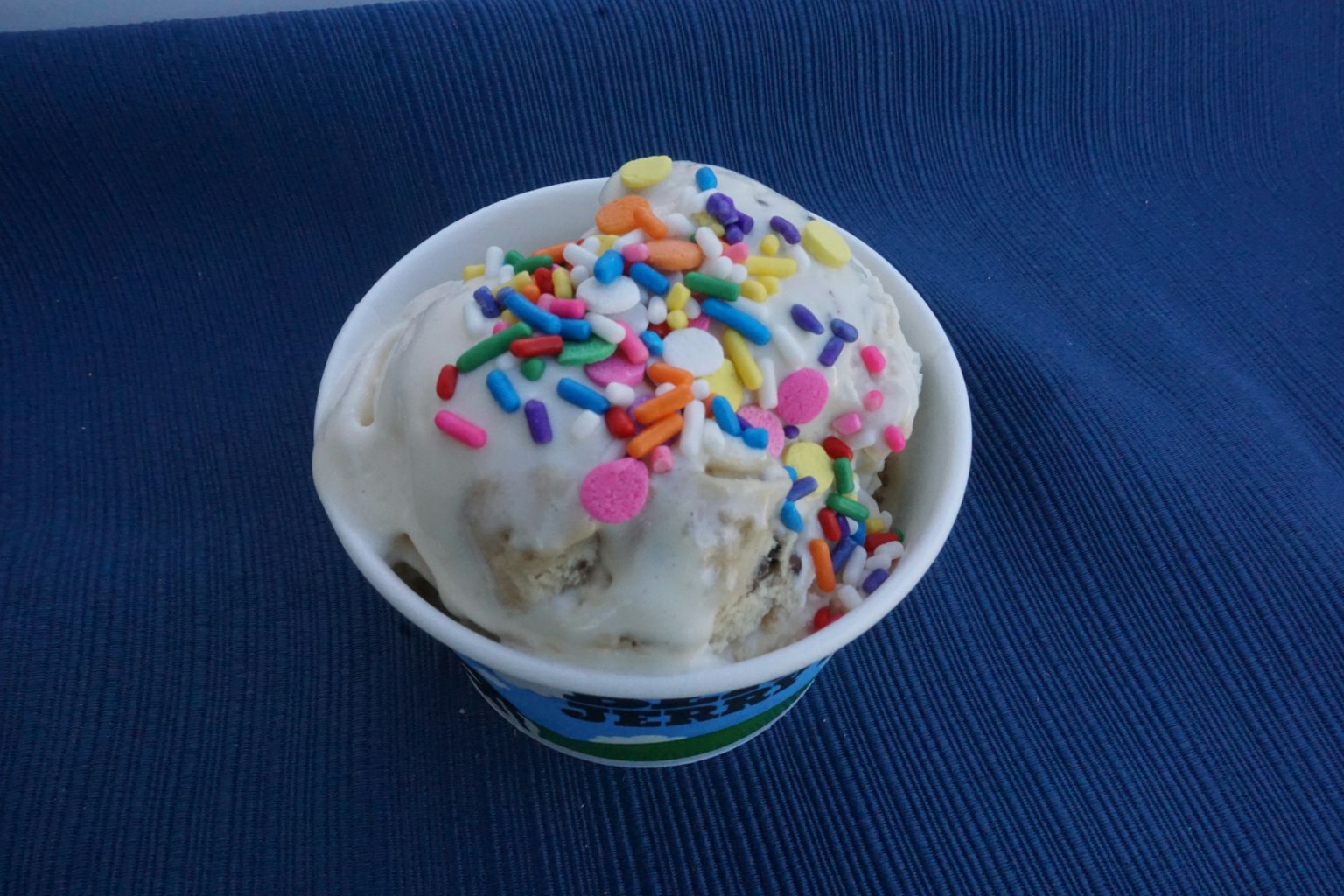 Coppa di gelato con sprinkles colorati