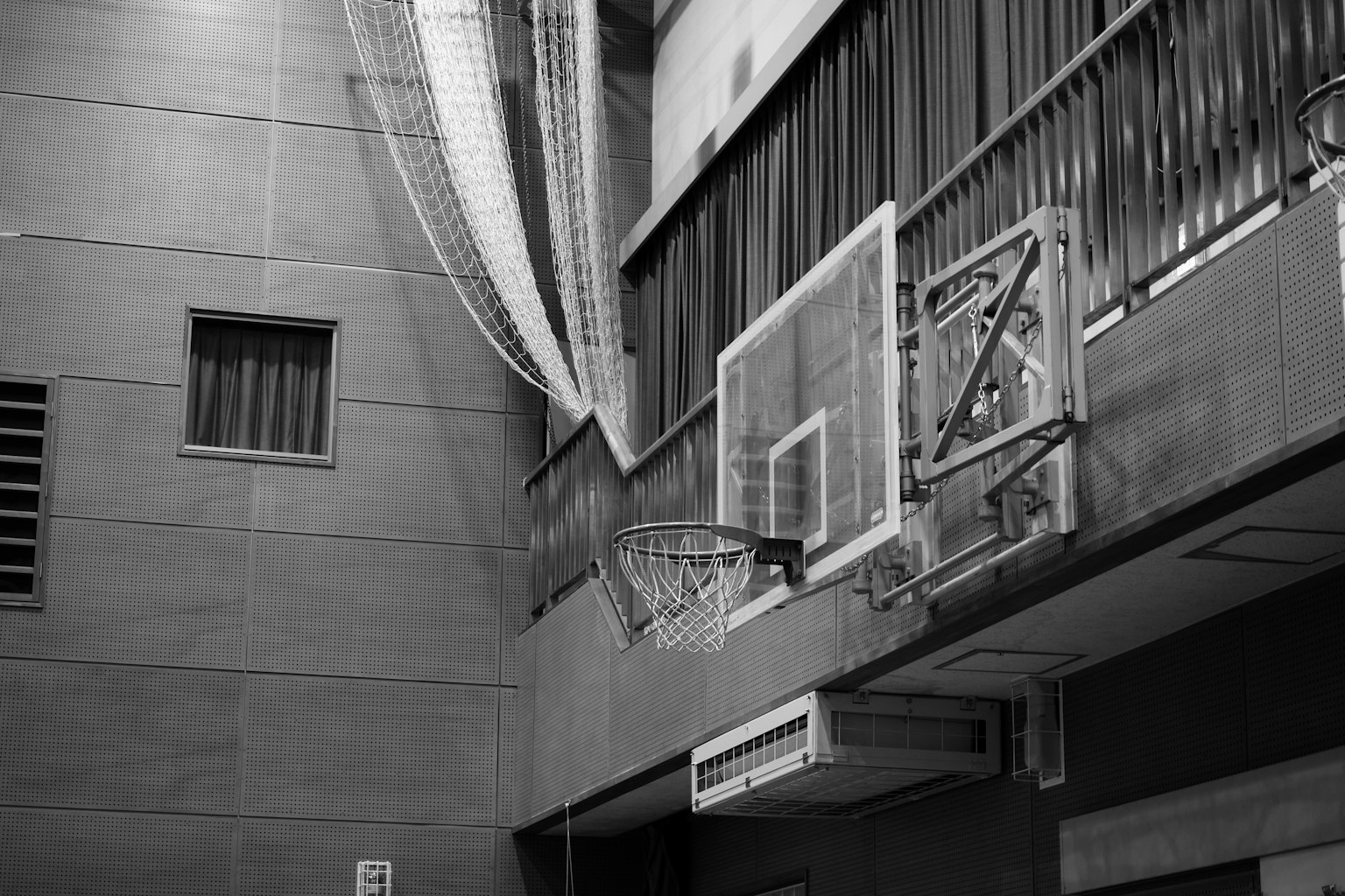 Interno di una palestra con un canestro da basket e rete
