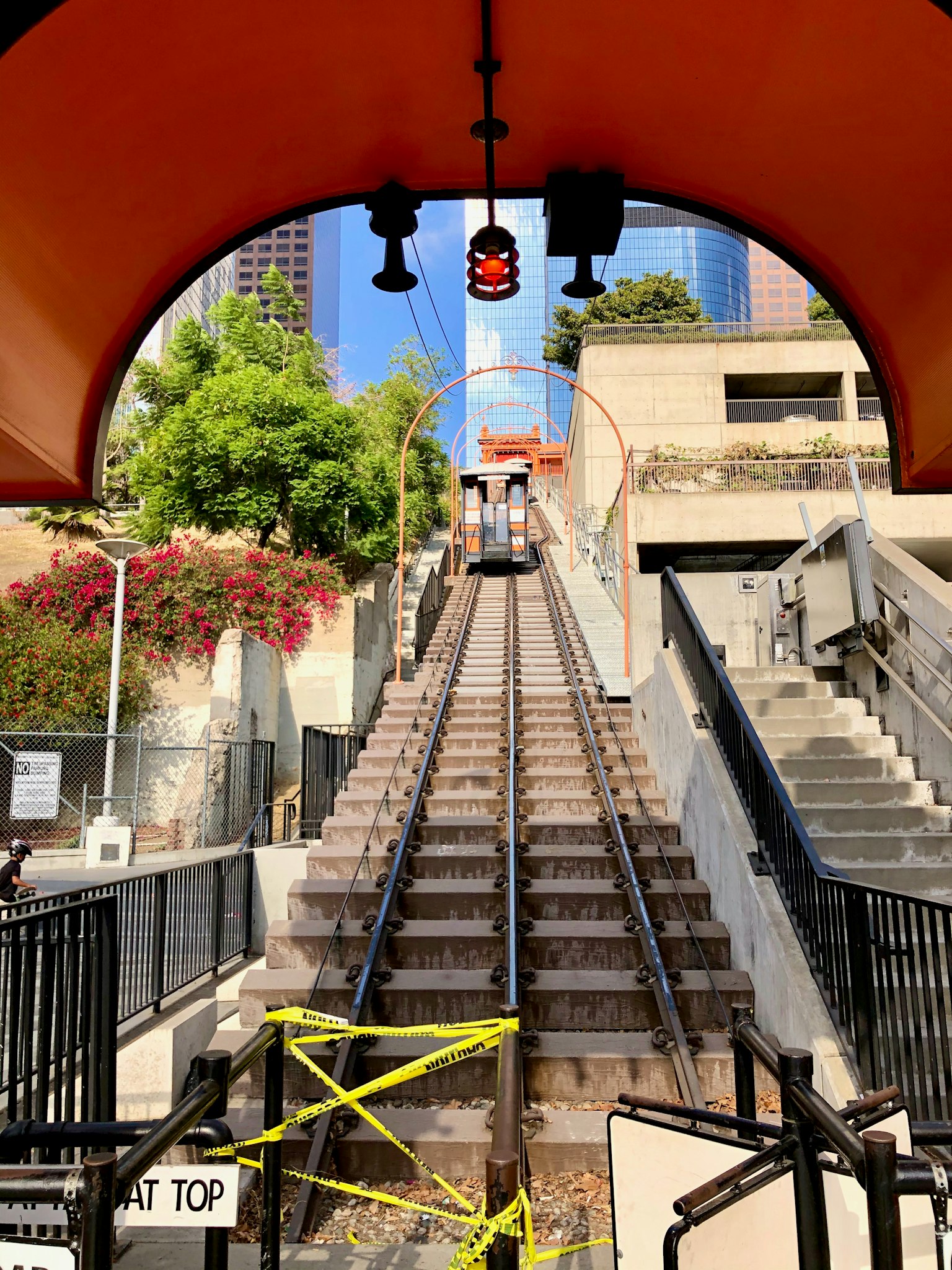 Seilbahnstation mit einer geneigten Strecke und einer Ampel