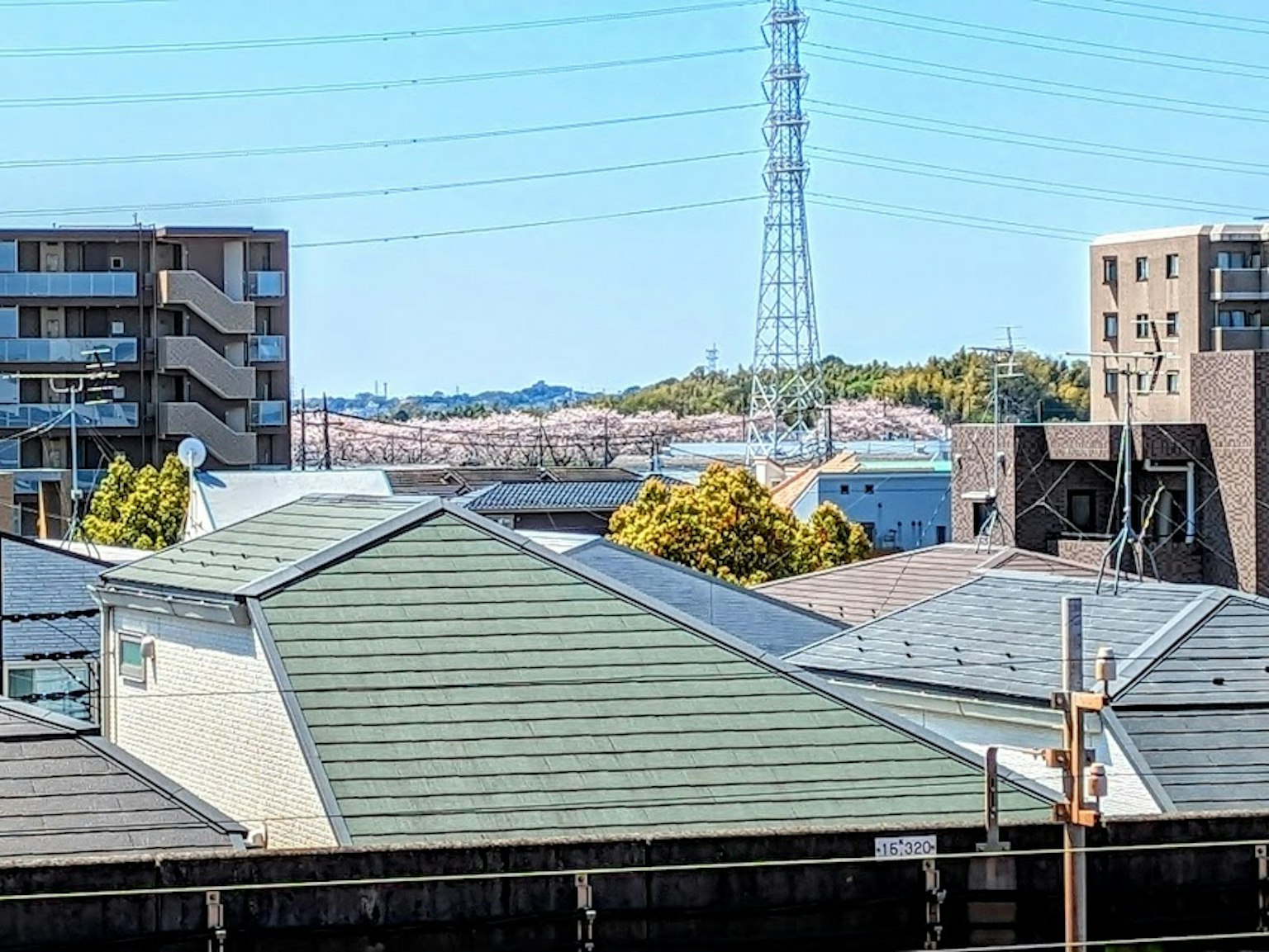 Vue des toits et des poteaux électriques dans un quartier résidentiel