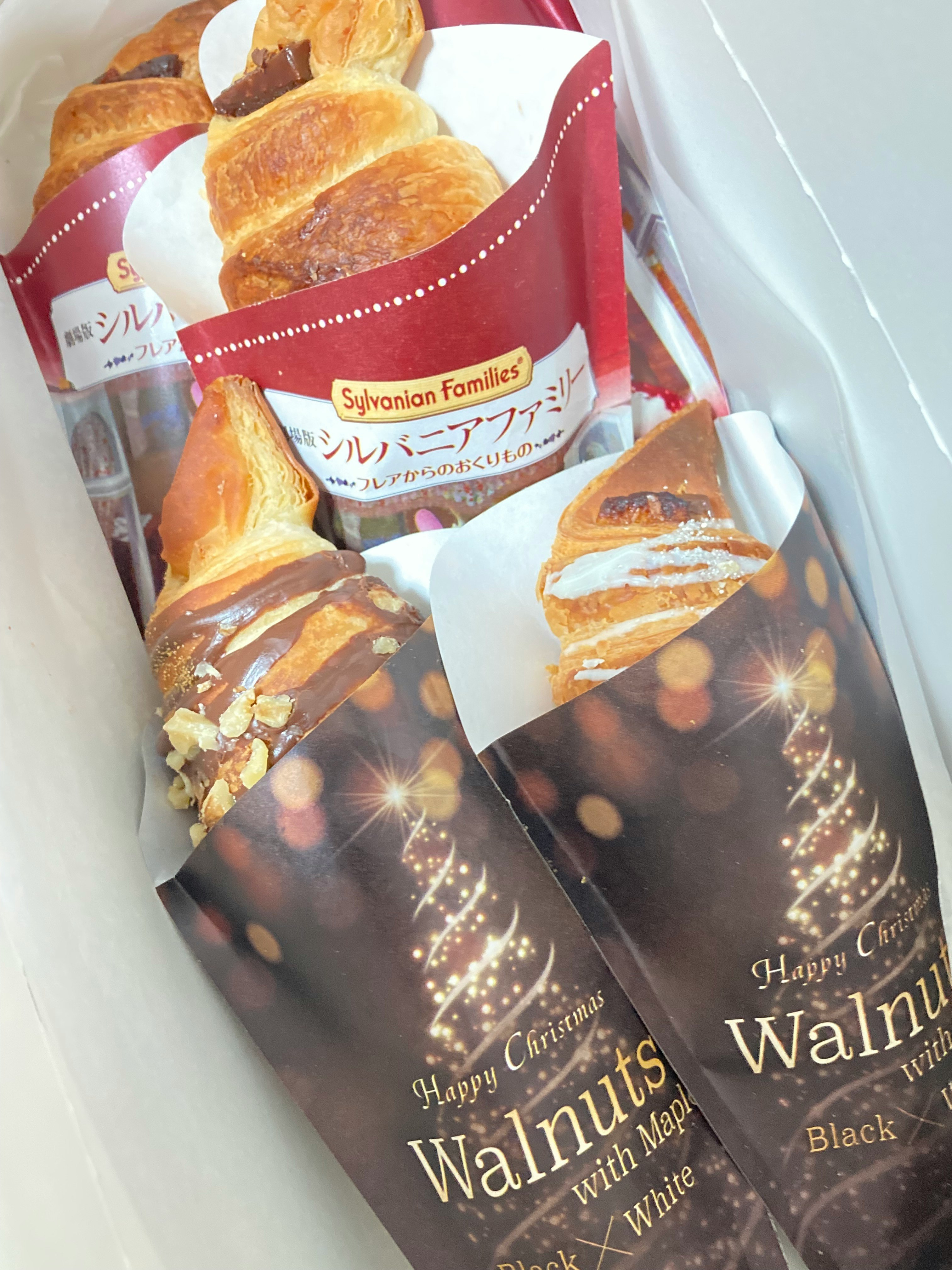 assortiment de pâtisseries et pain aux noix dans un sac en papier
