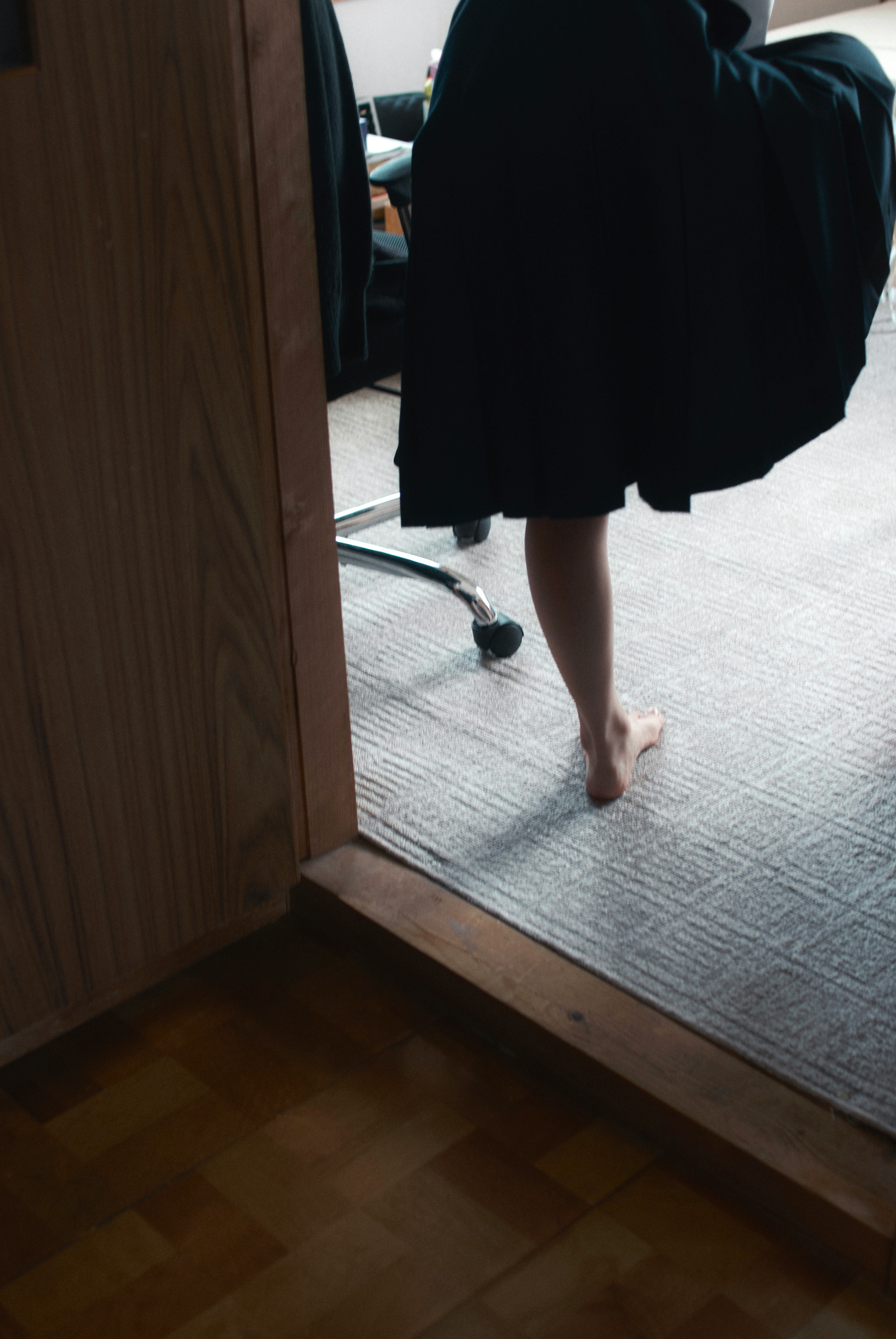 室内の廊下で歩く人の足元