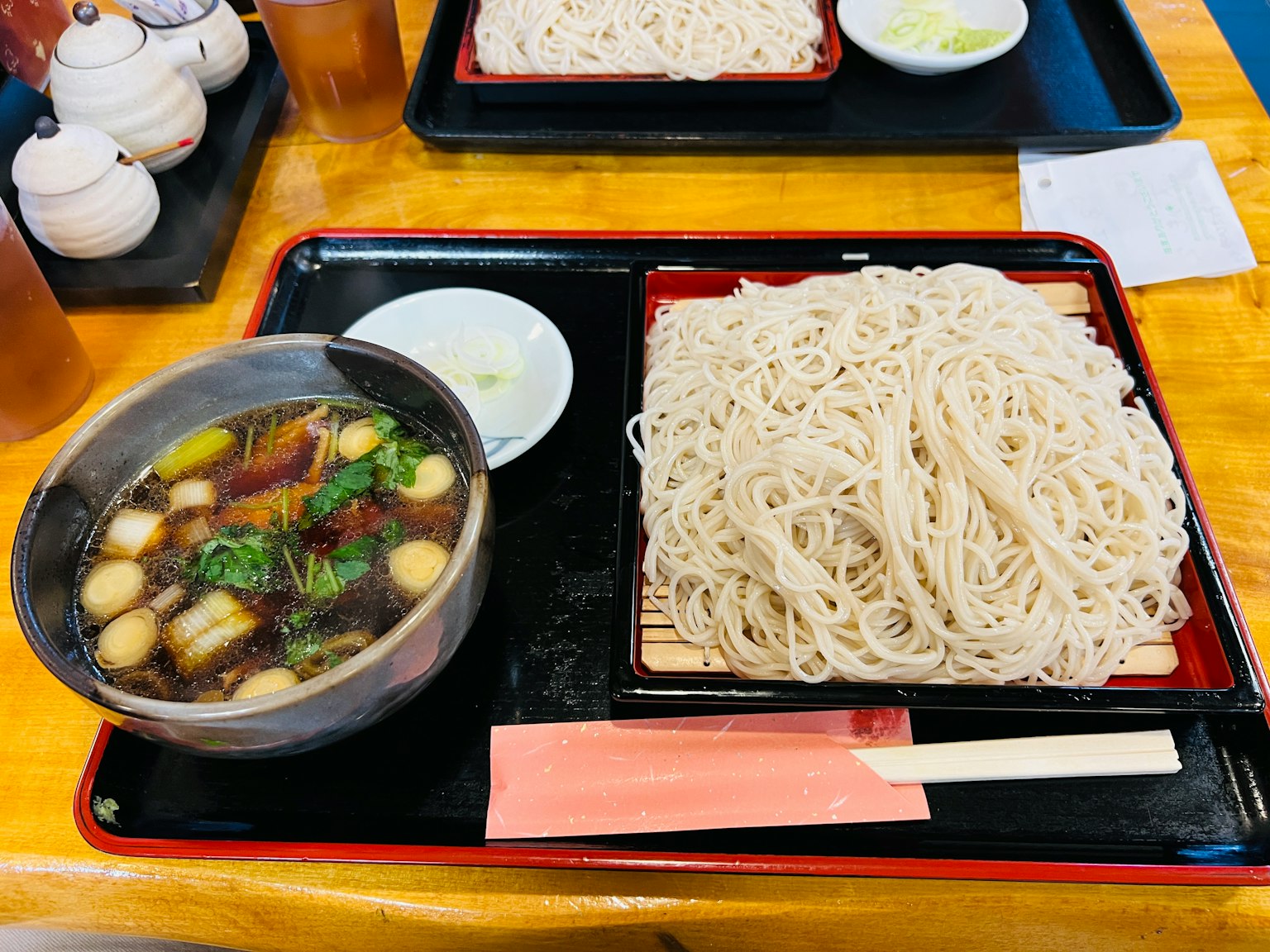 Ein schön angerichteter Teller mit Zaru Soba und Dip-Sauce