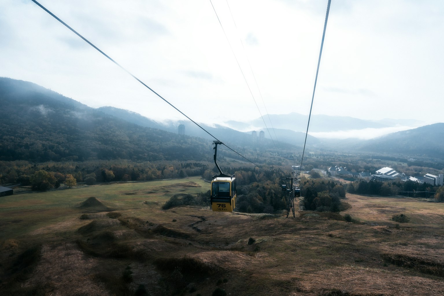 Vista escénica de un teleférico con montañas al fondo