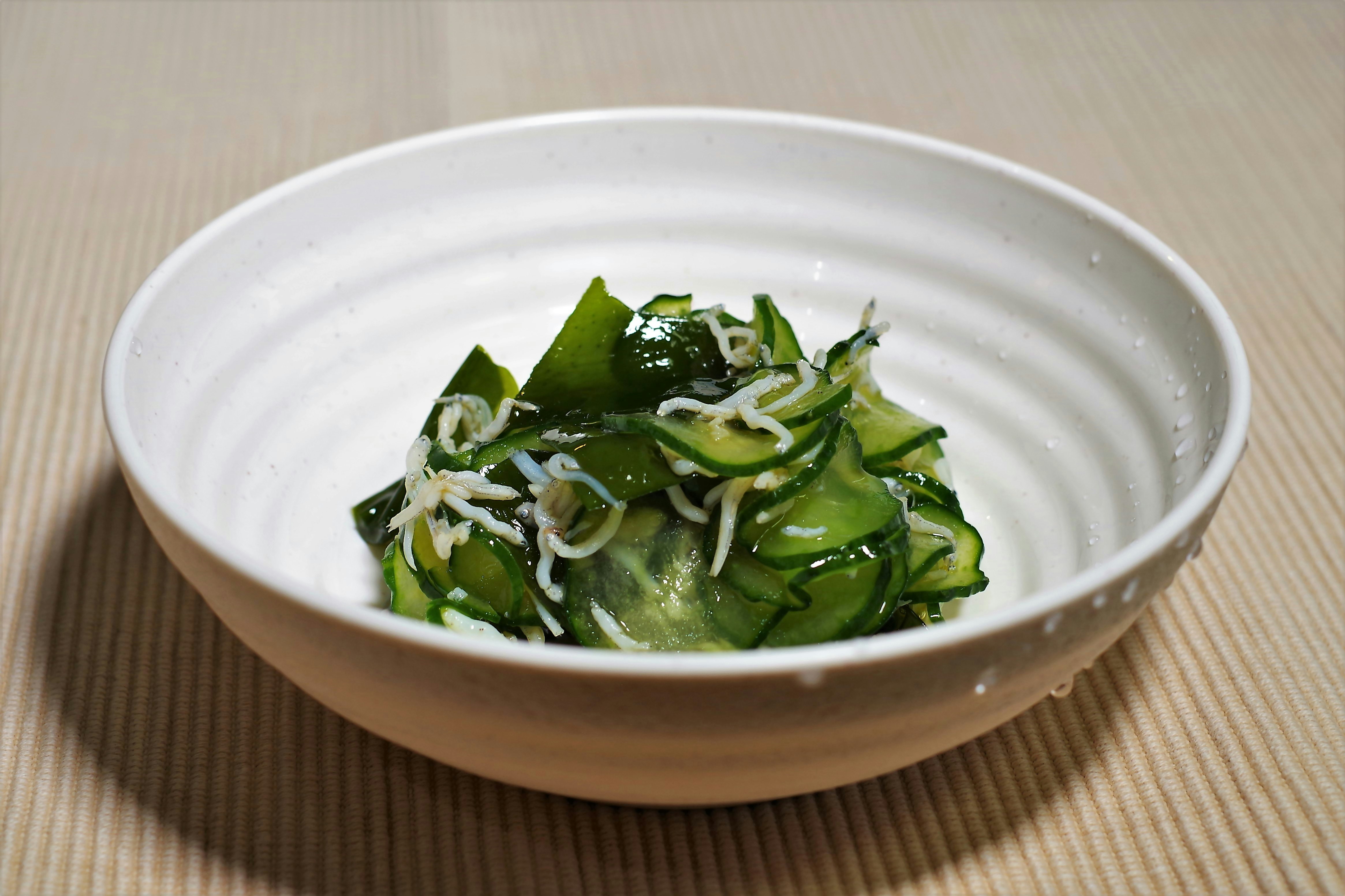cuenco con ensalada de algas y pepino