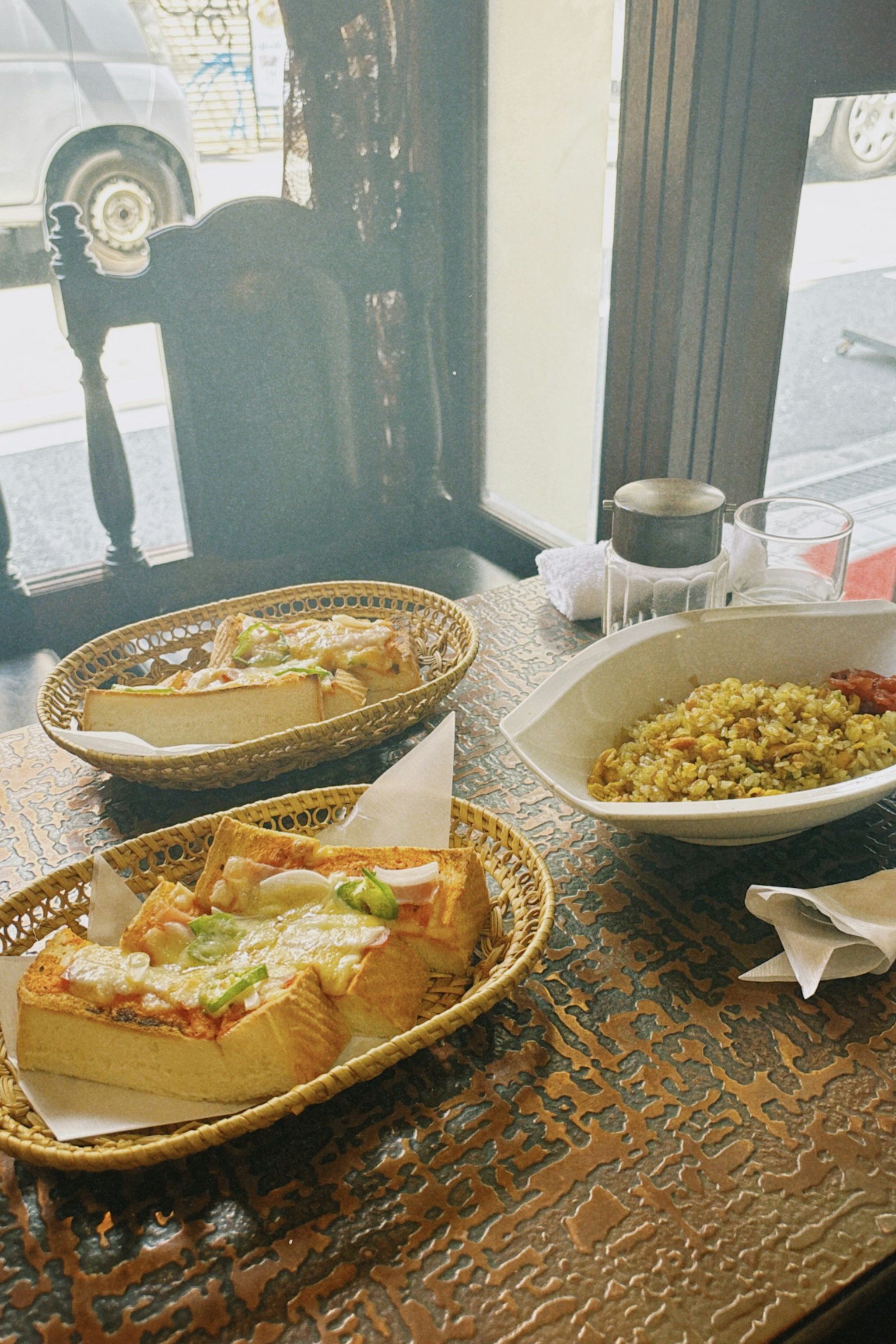 Deux assiettes de nourriture sur une table avec un plat d'accompagnement