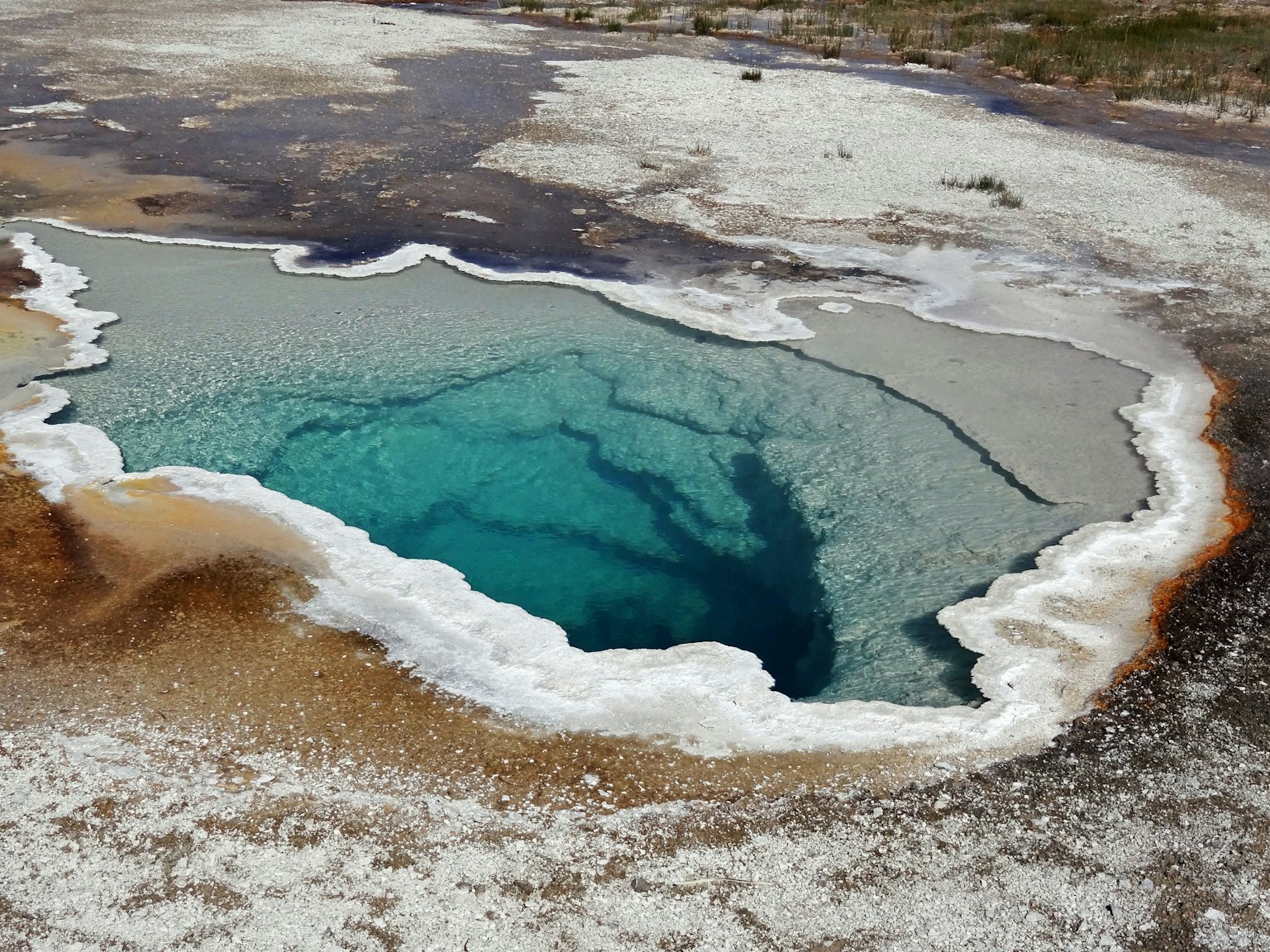 Suối nước nóng màu xanh ở Vườn quốc gia Yellowstone với viền trắng