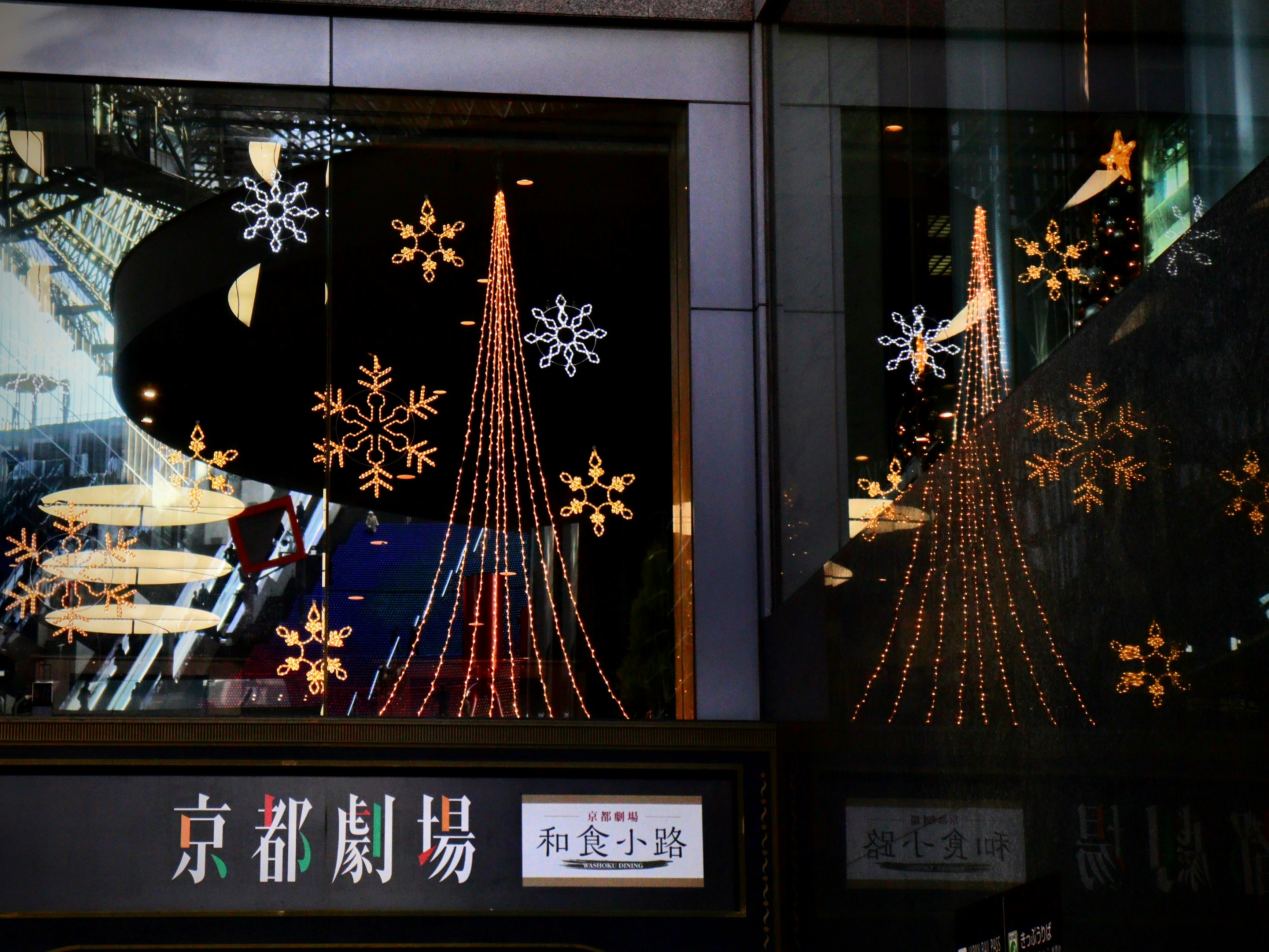 京都駅のクリスマスイルミネーションが窓に映る駅前の夜景