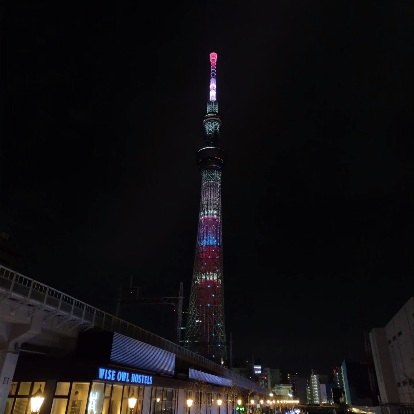 夜の東京スカイツリーとライトアップされた周辺の街並み