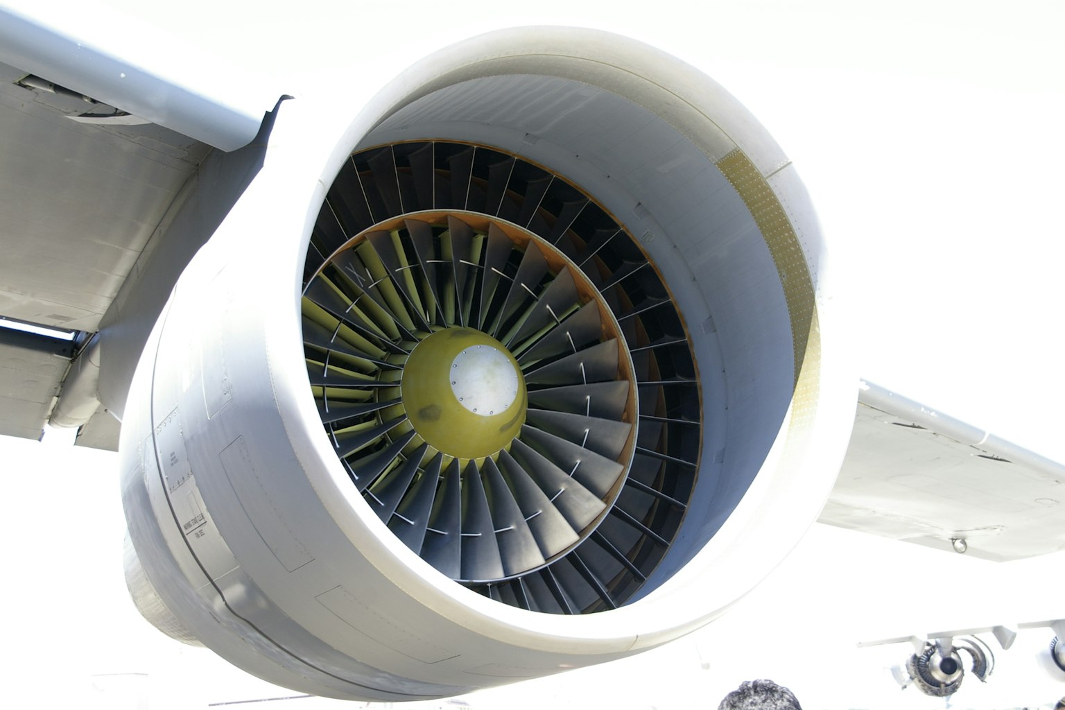 Nahaufnahme eines Flugzeugmotors mit komplexen Details