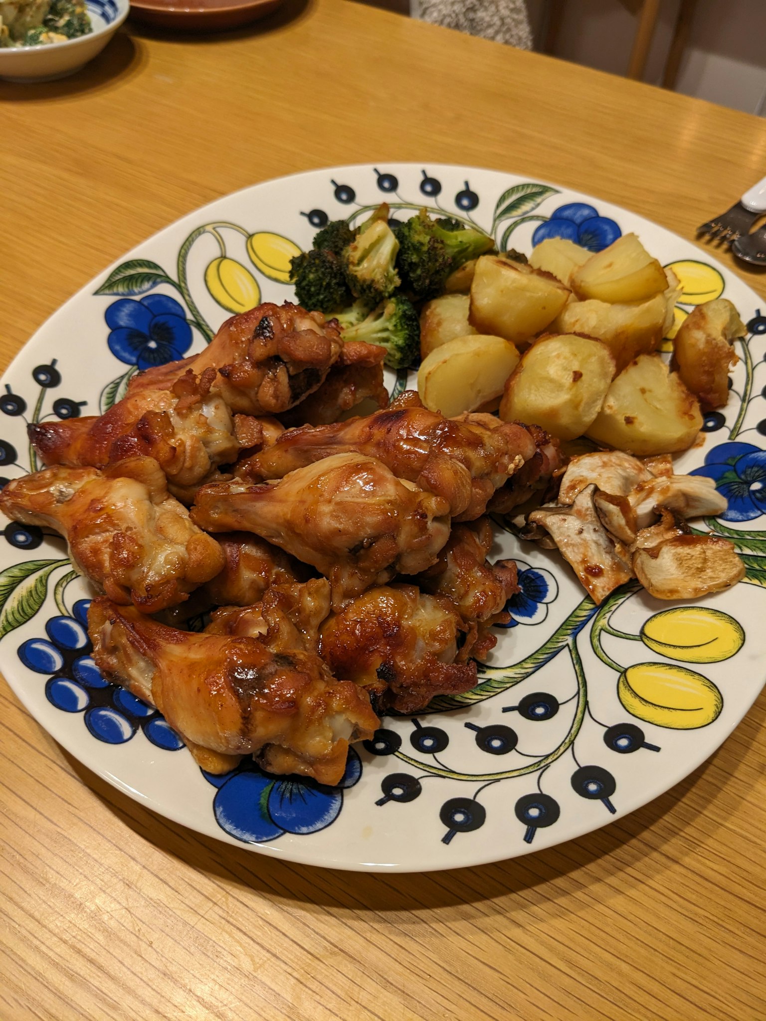 ไก่ย่างและผักเสิร์ฟบนจานตกแต่งหลากสีสัน