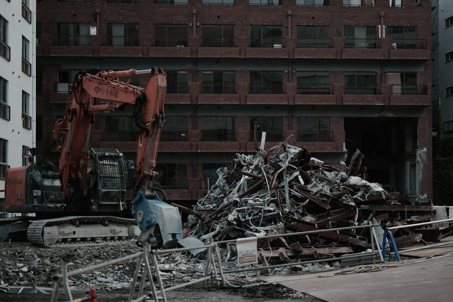 ไซต์ก่อสร้างพร้อมขุดและกองซากปรักหักพัง