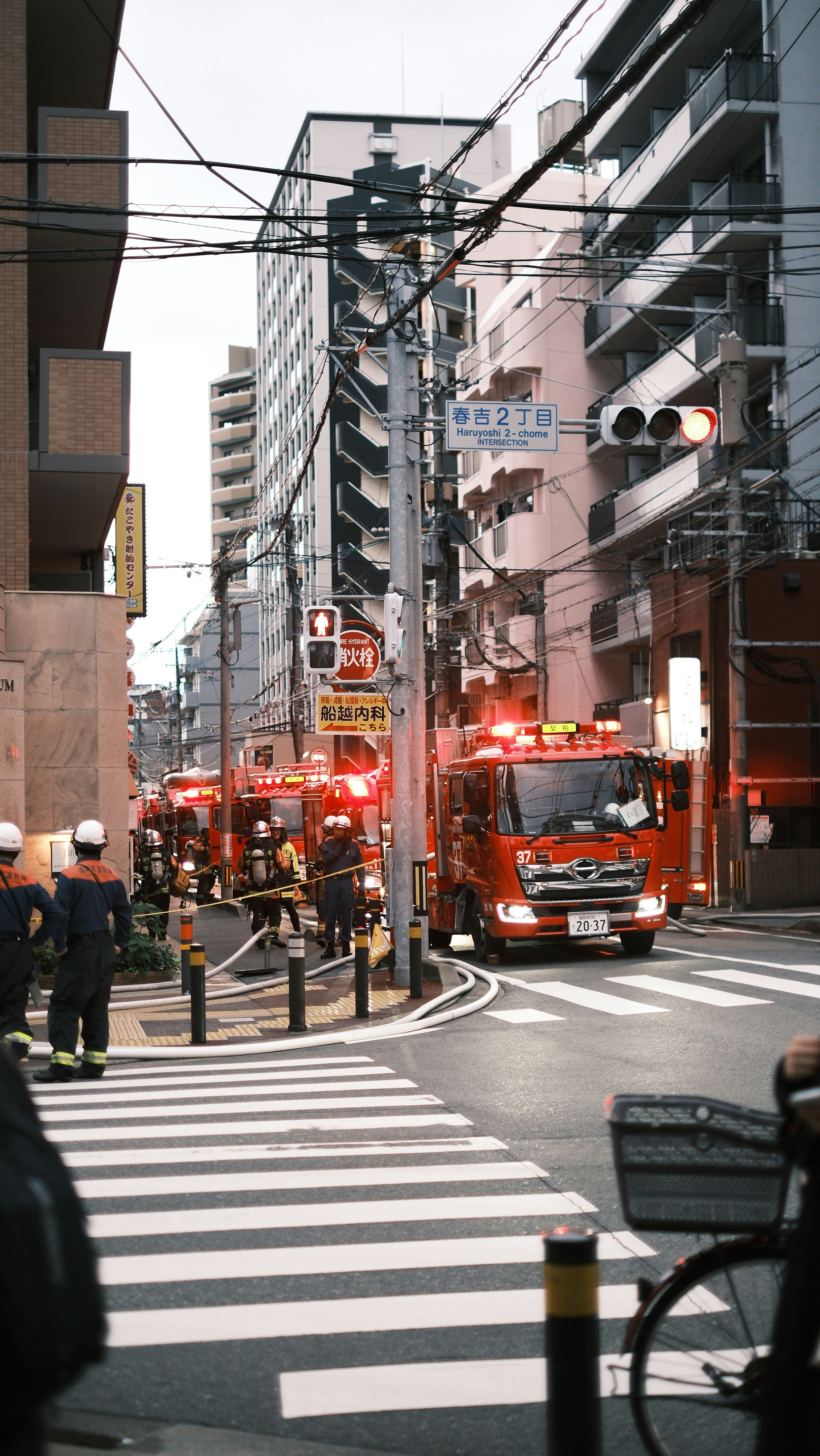 消防車が走る交差点の街並み