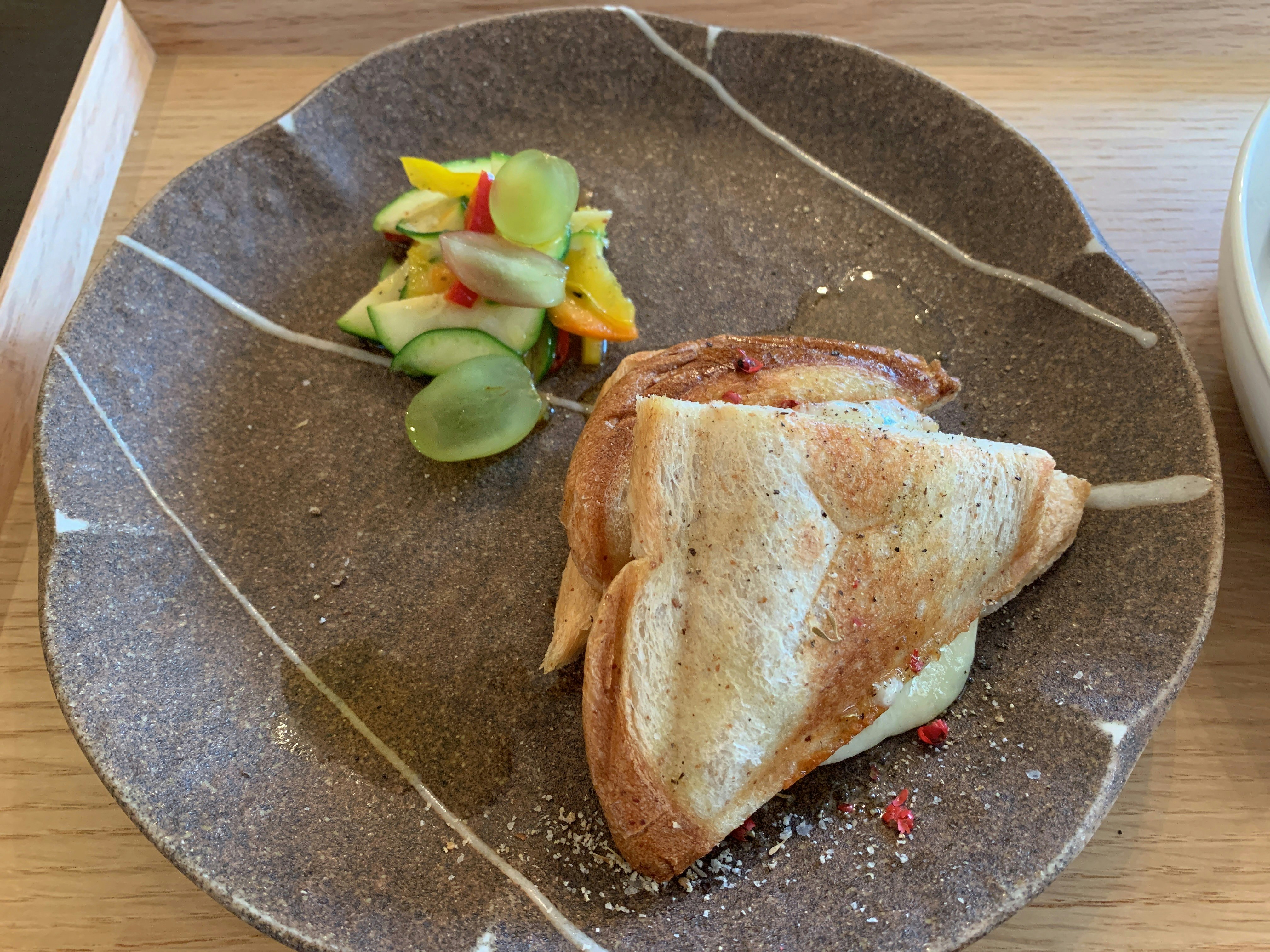 bánh sandwich kèm rau củ nhiều màu trên bàn gỗ