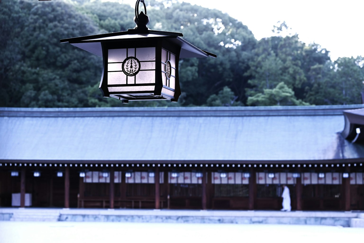 日本神社的传统灯笼和建筑