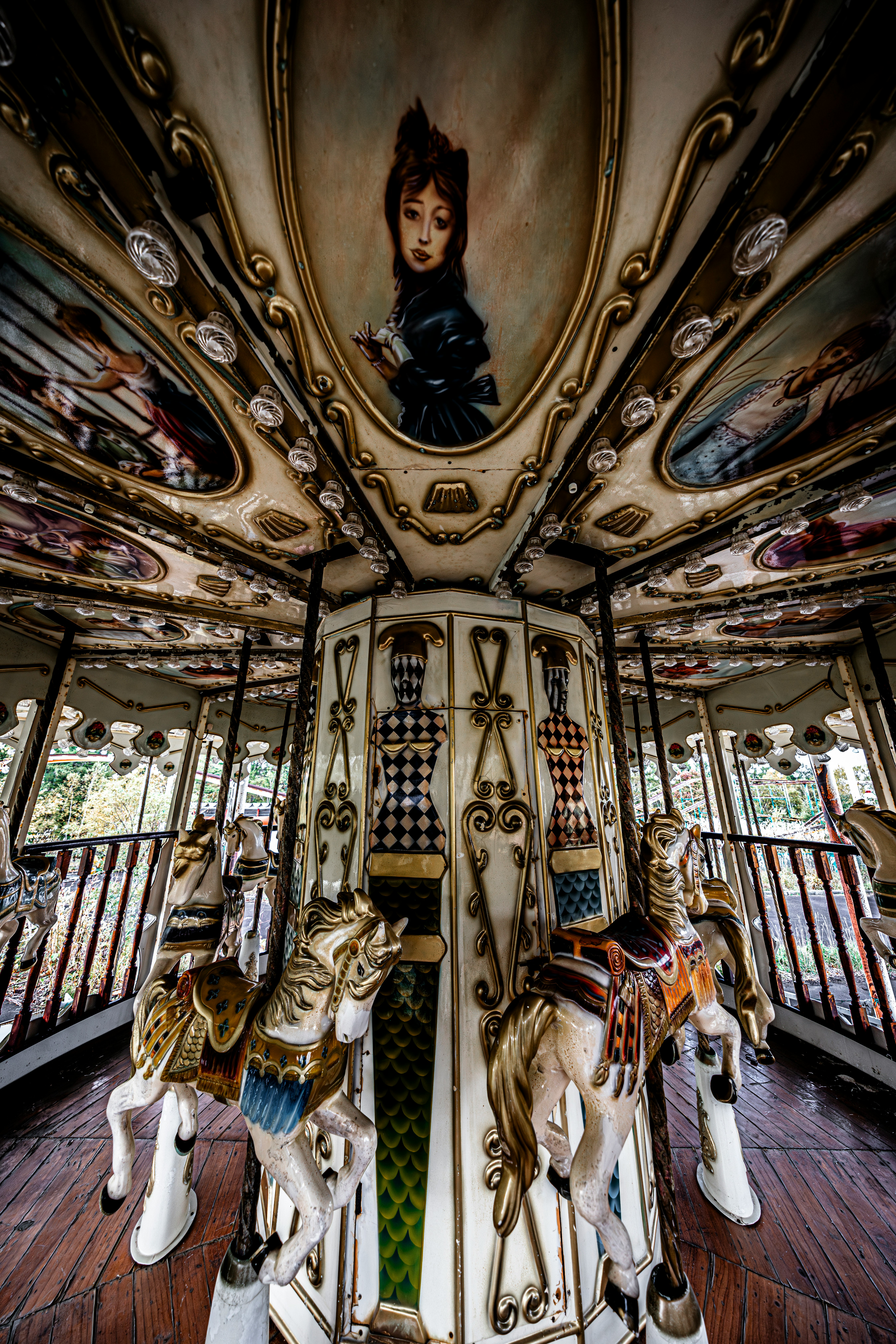 intérieur orné au style abandonné avec rangées de mannequins
