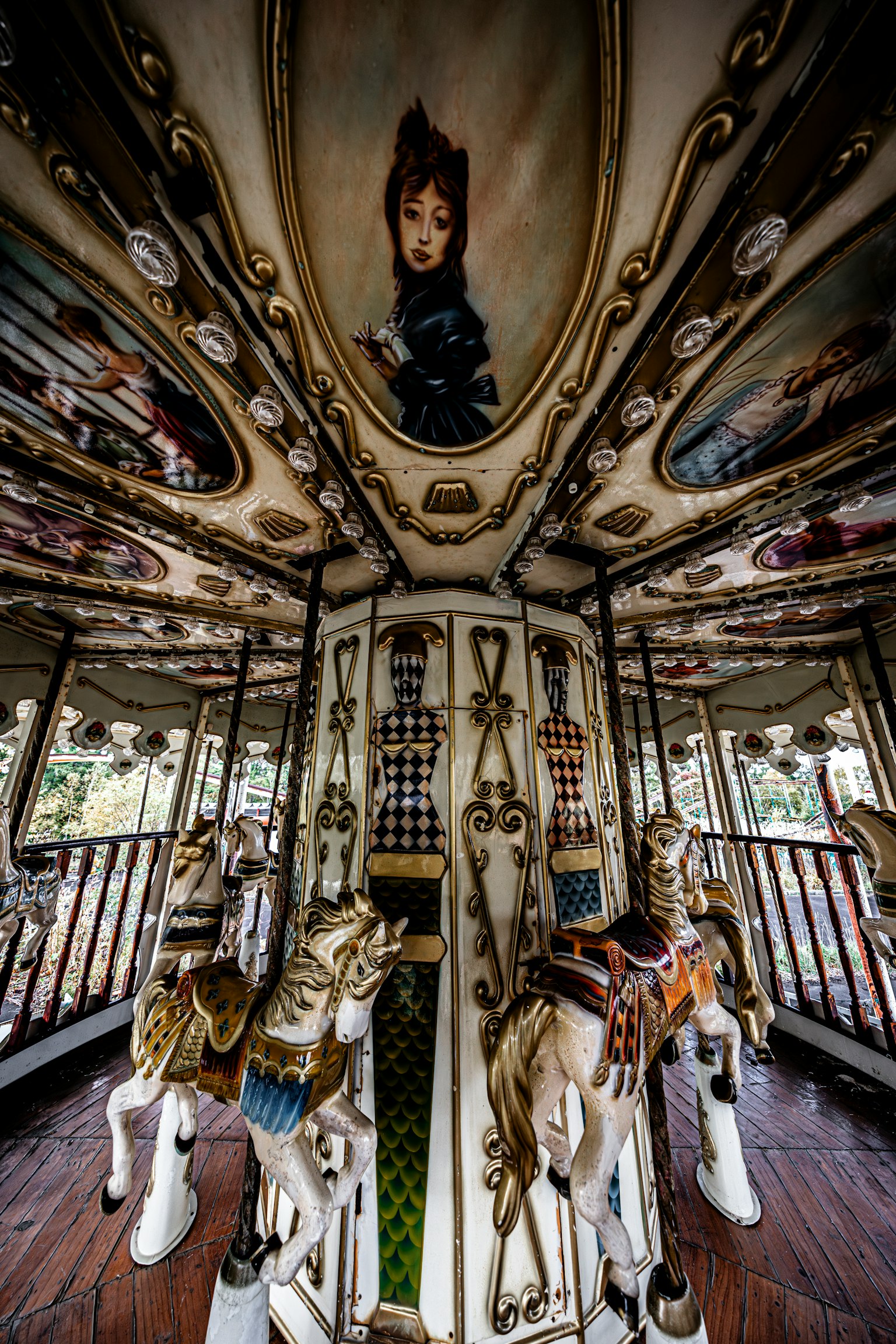 美しいメリーゴーラウンドの内部装飾と馬の彫刻が特徴的