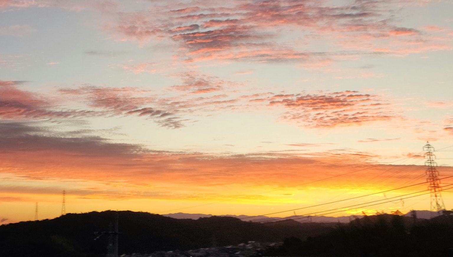 美麗的夕陽天空與剪影山丘