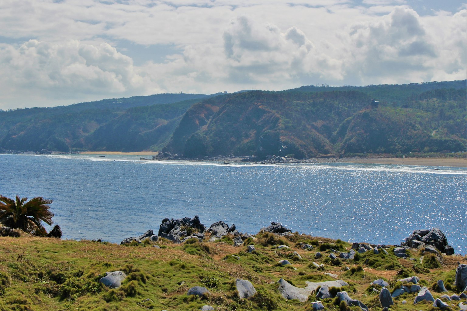 Paysage côtier avec des falaises et des rochers