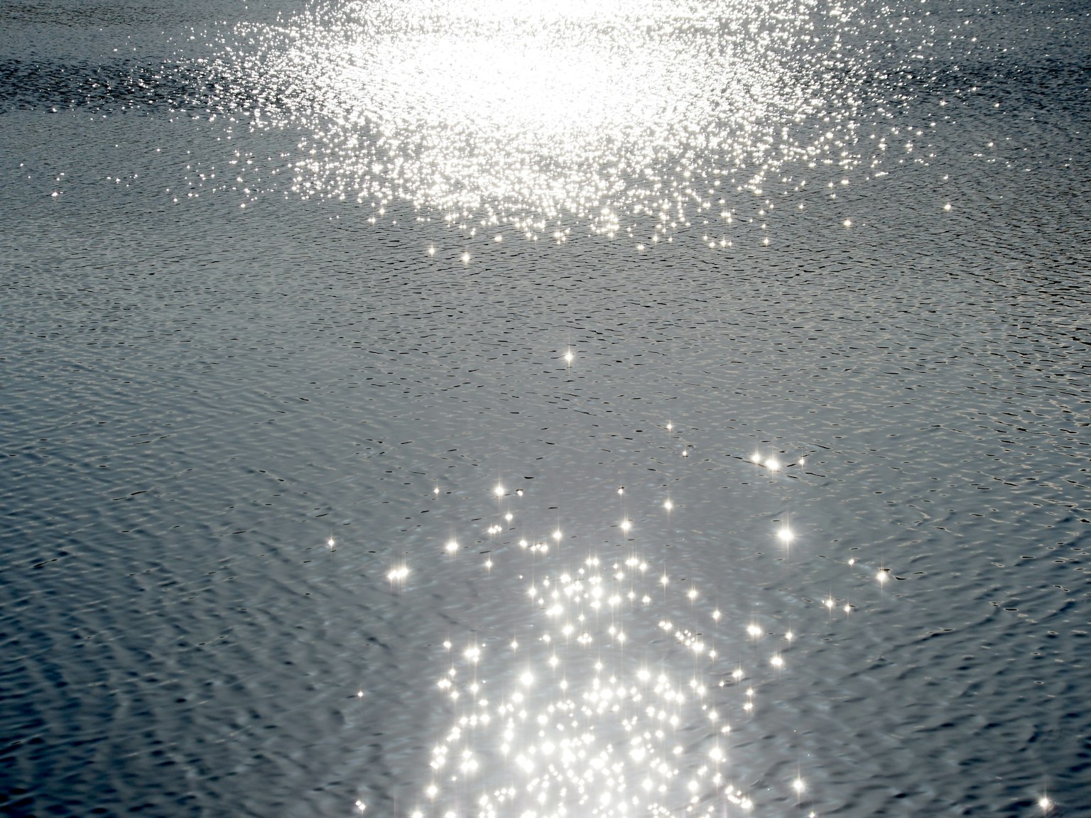 Reflejos brillantes en la superficie del agua con ondas