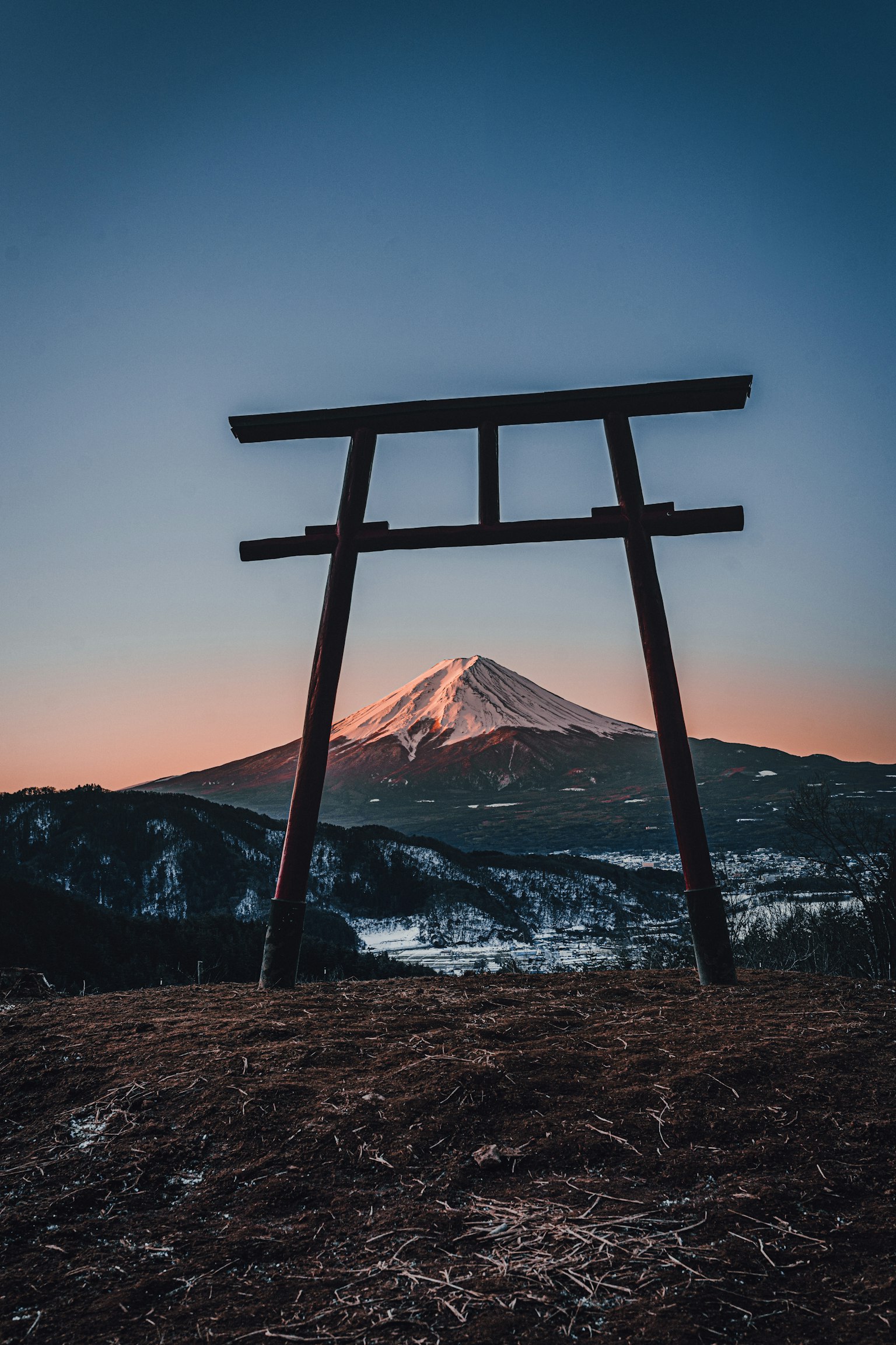 Siluet gerbang torii dengan Gunung Fuji saat matahari terbenam