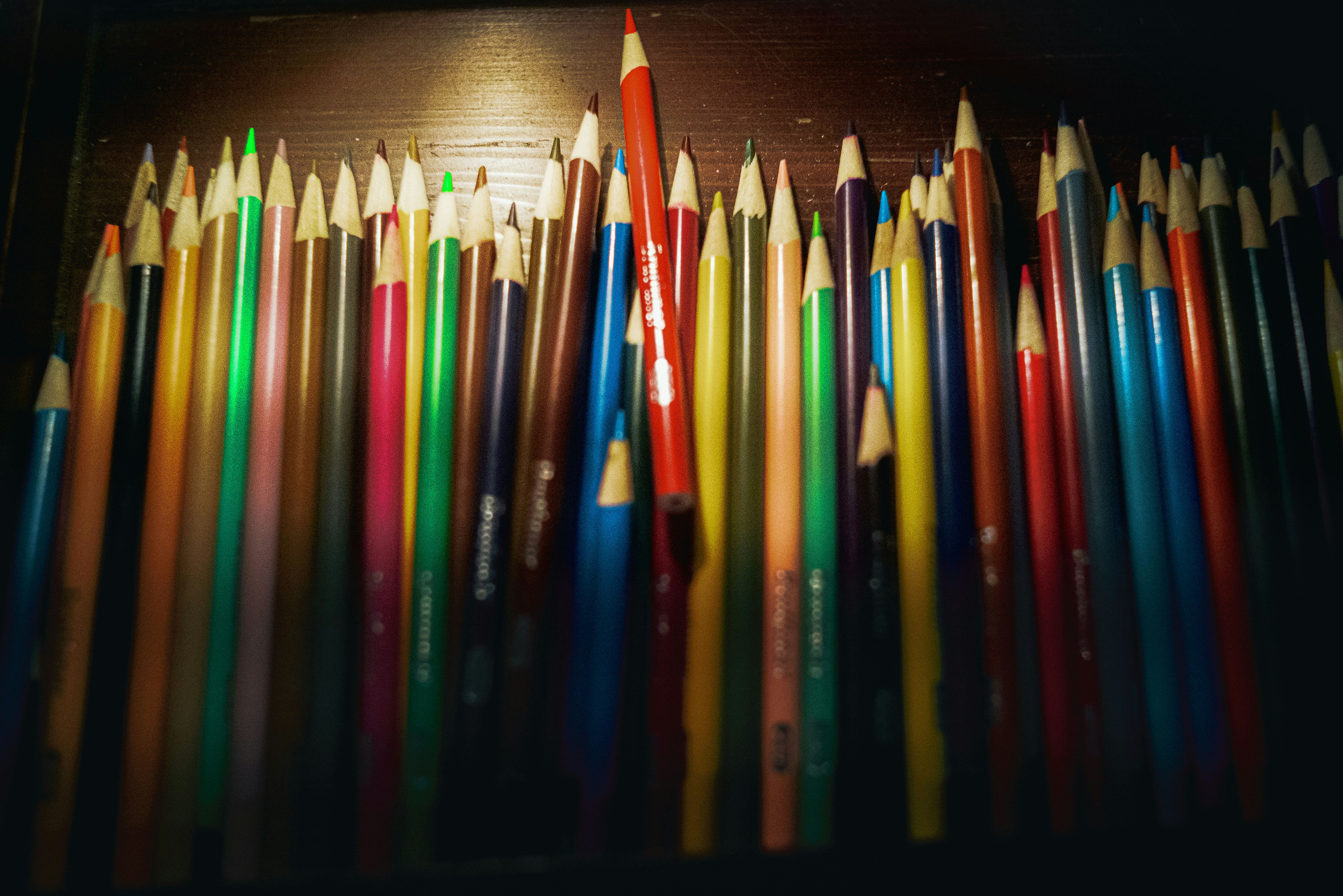 Gros plan sur des crayons de couleur alignés
