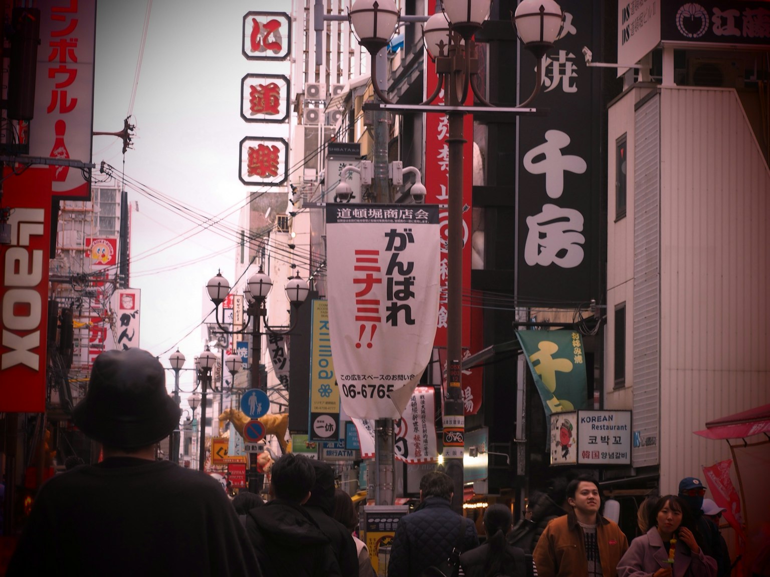 ฉากถนนที่มีชีวิตชีวาพร้อมป้ายญี่ปุ่นเด่นชัด